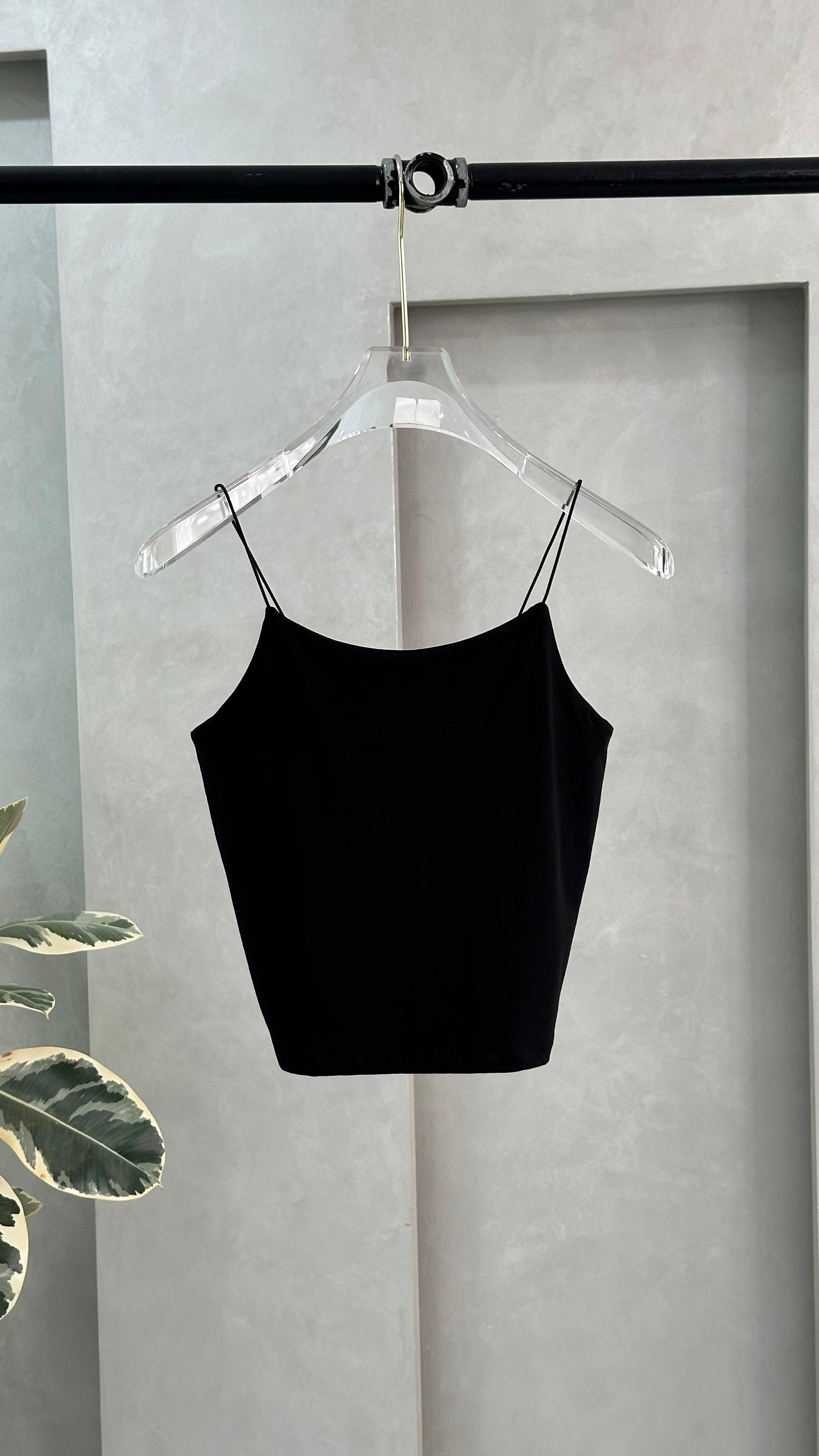 توب نسائي بحمالة رفيعة