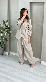 بدلة نسائي بخصر ملفوف