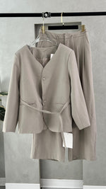 بدلة نسائي بخصر ملفوف