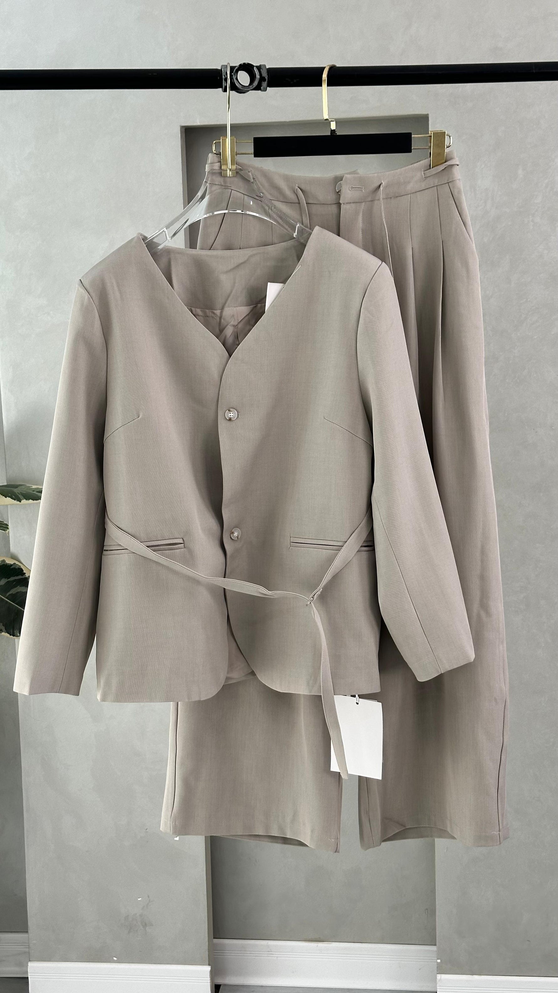 بدلة نسائي بخصر ملفوف