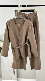 بدلة نسائي بخصر ملفوف