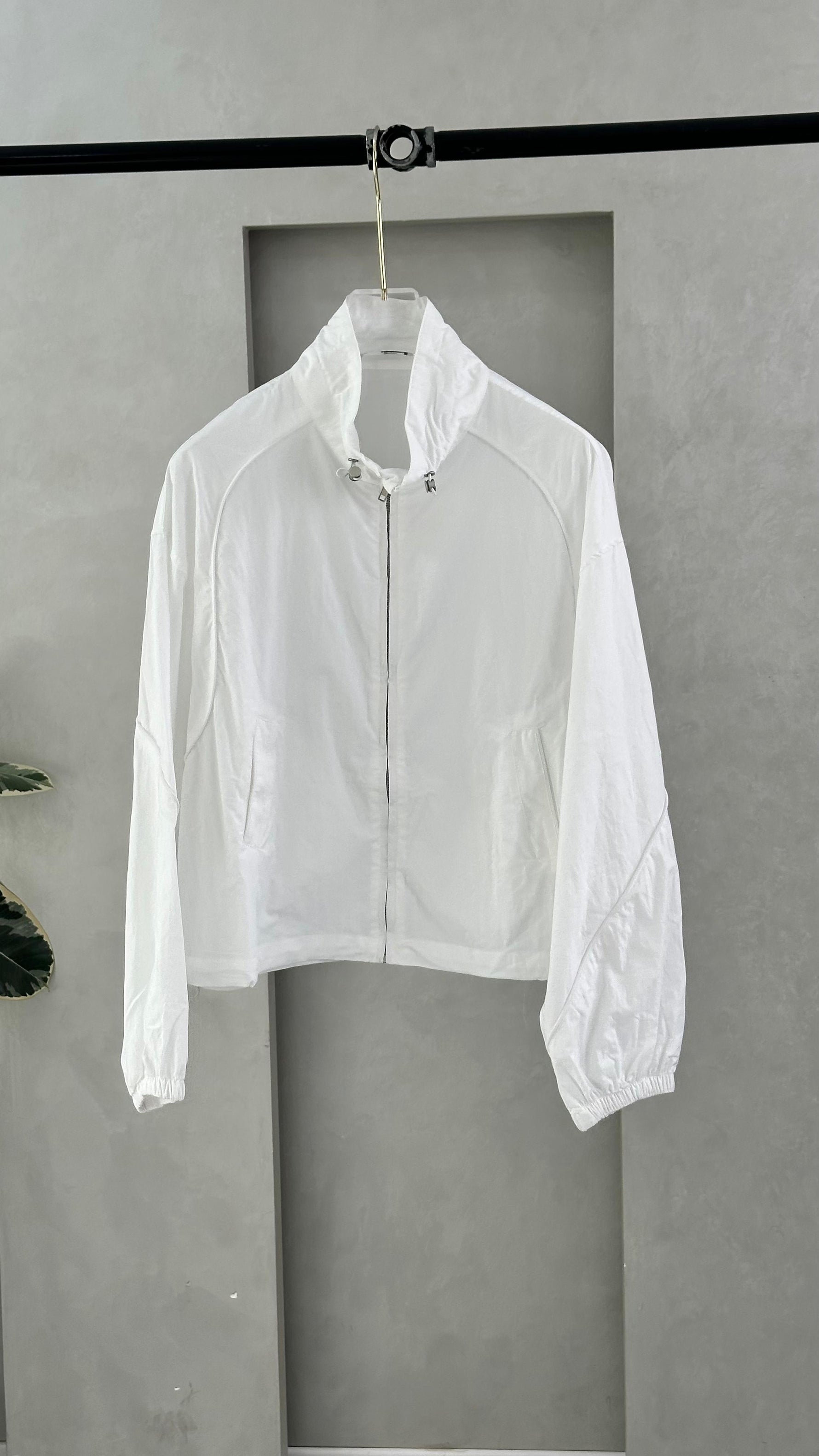 جاكيت نسائي قصير وعريض