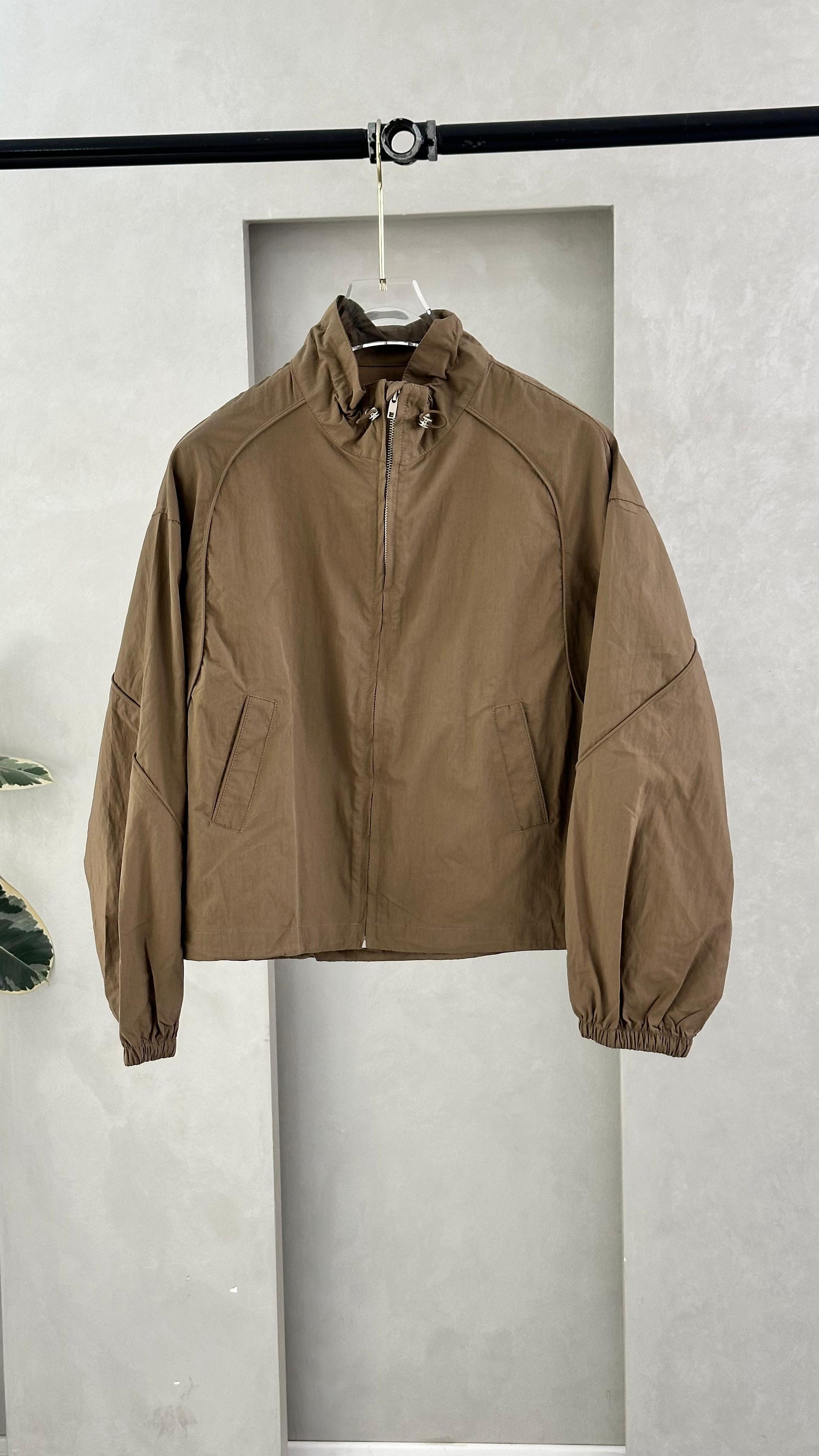 جاكيت نسائي قصير وعريض