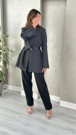 جاكيت قصير مع حزام