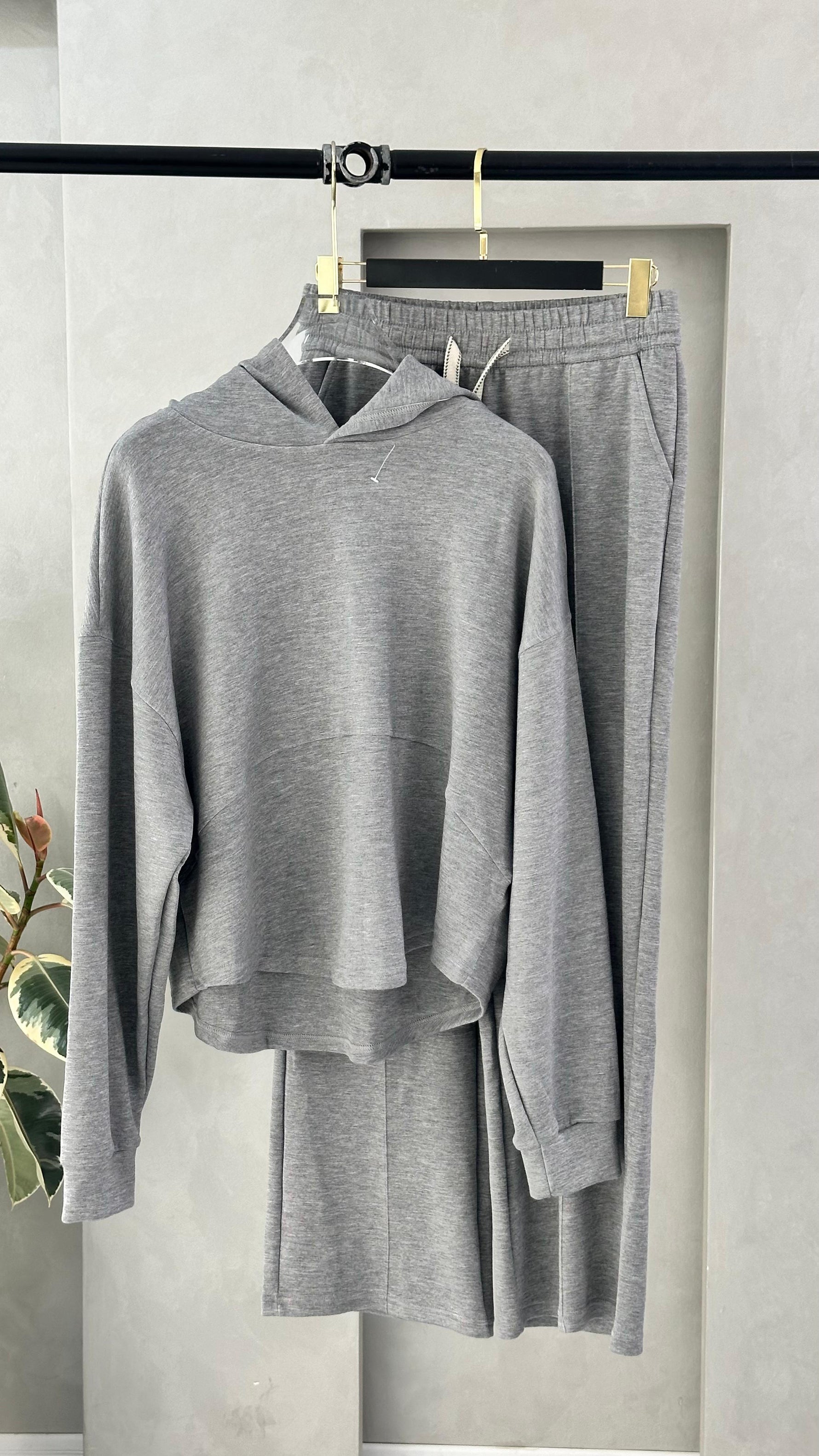 بدلة نسائي كلاسيكية