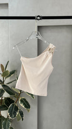 توب نسائي بكتف واحد