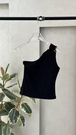 توب نسائي بكتف واحد