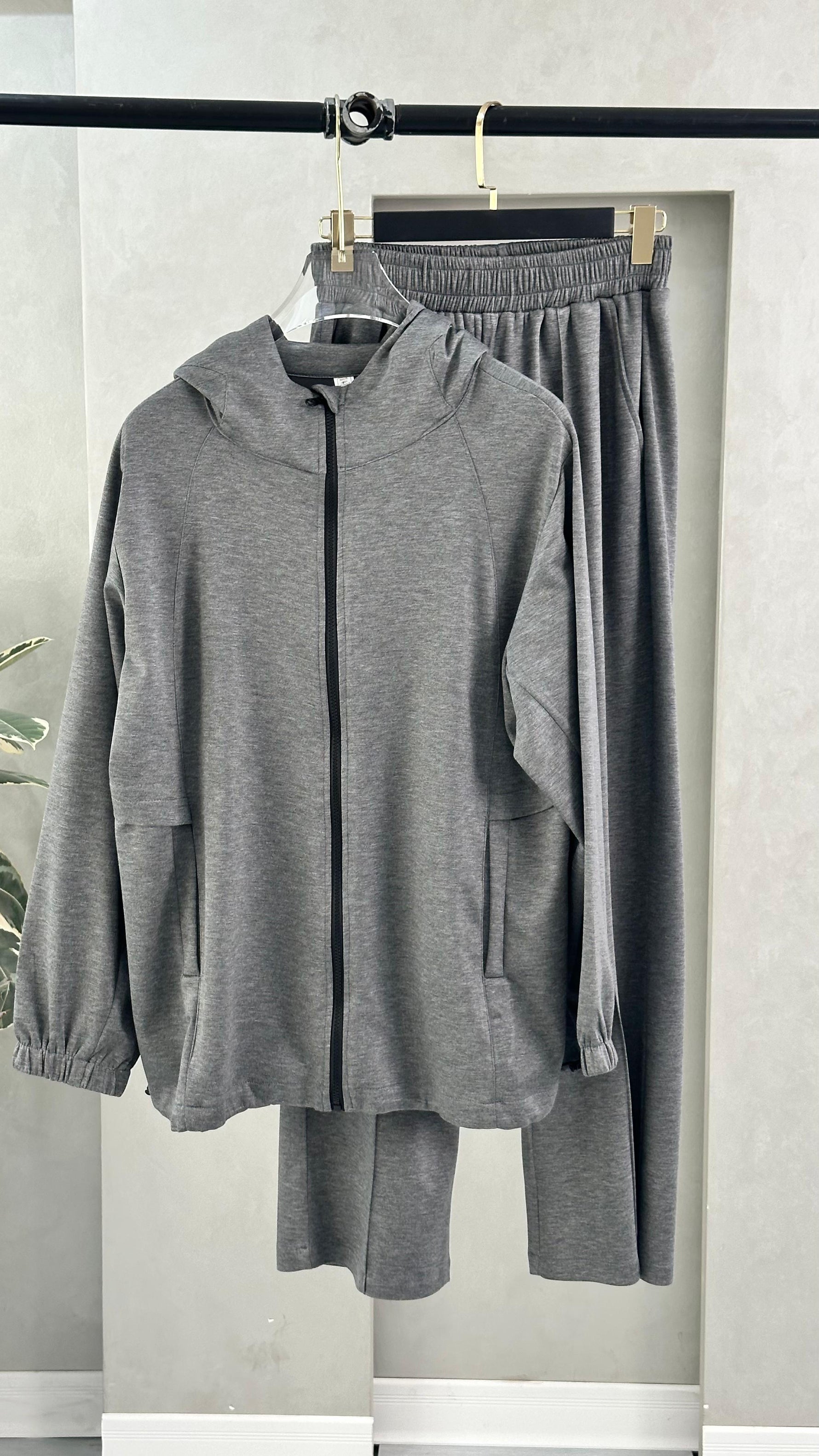 بدلة نسائي بسيطة