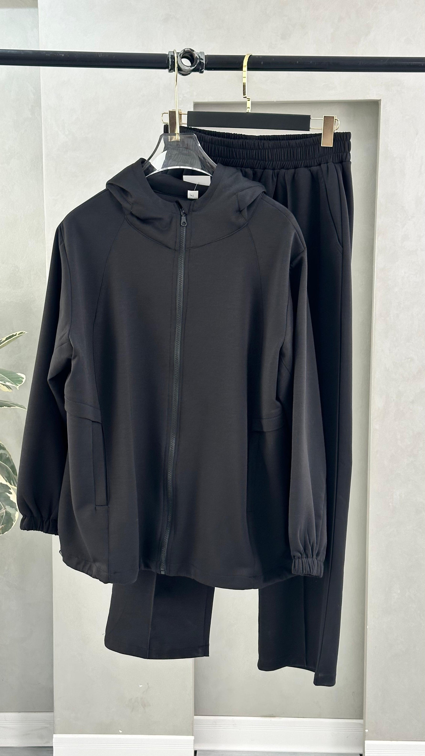 بدلة نسائي بسيطة