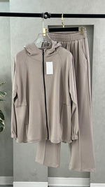 بدلة نسائي بسيطة