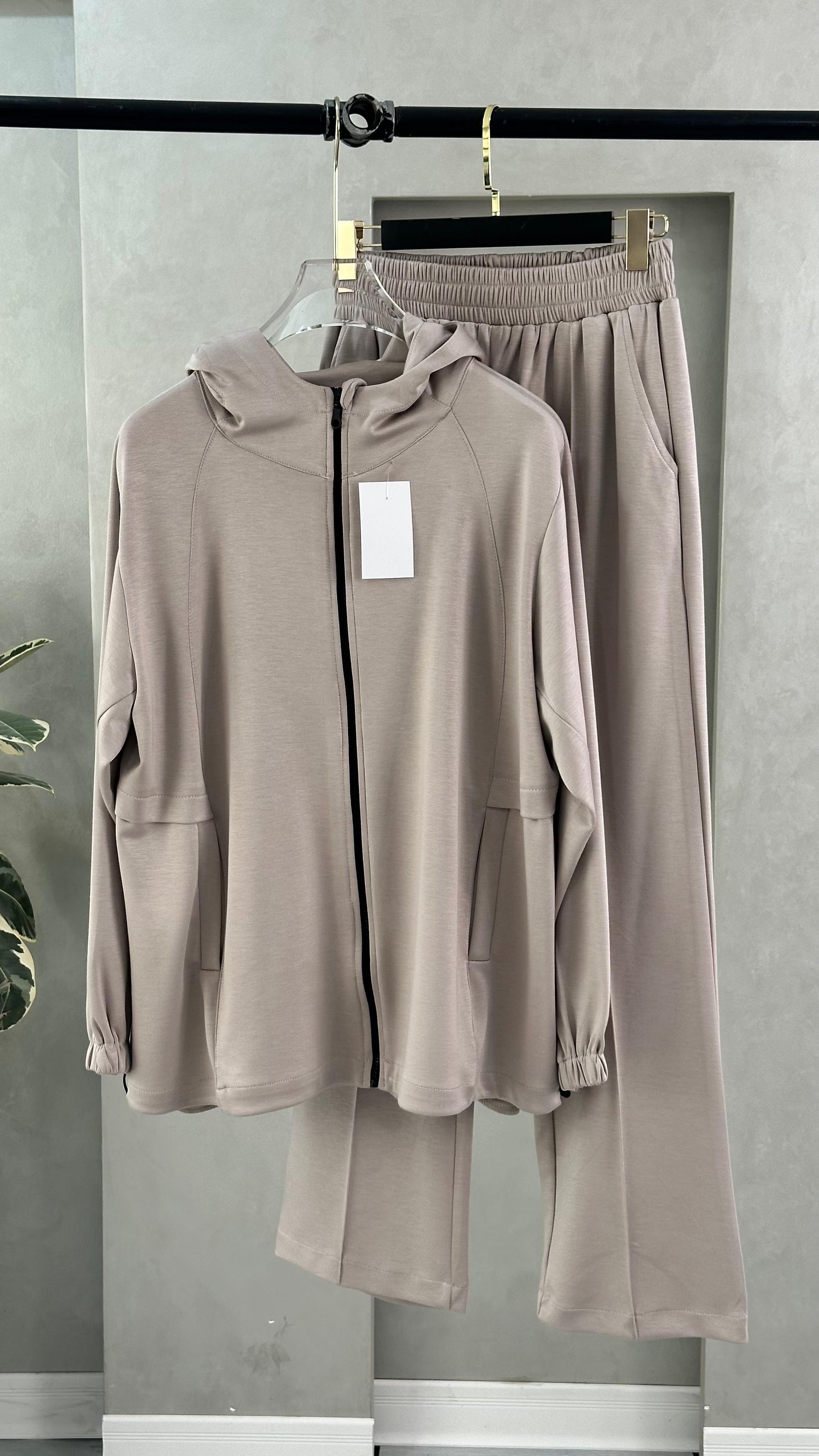 بدلة نسائي بسيطة