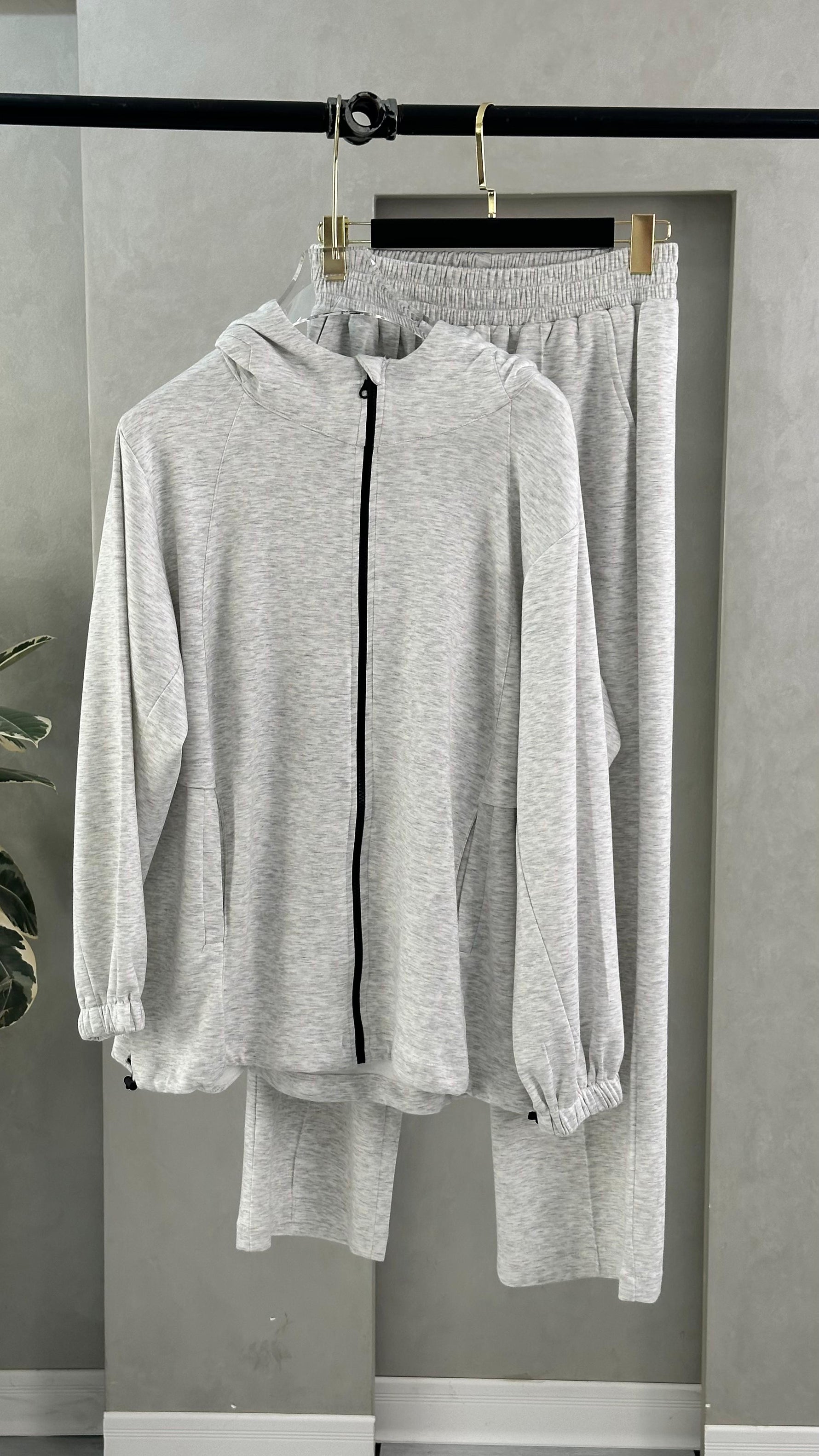 بدلة نسائي بسيطة