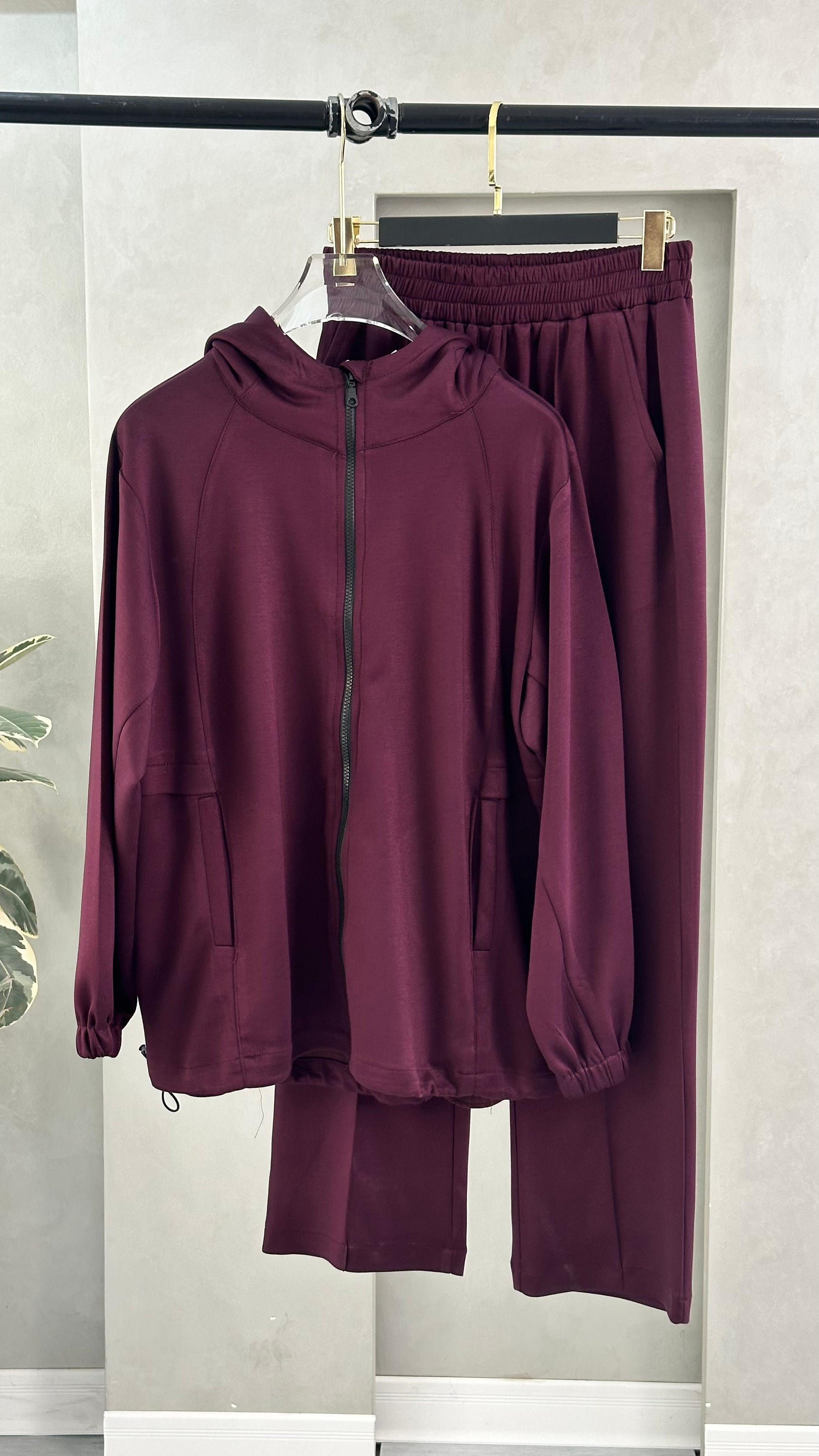 بدلة نسائي بسيطة