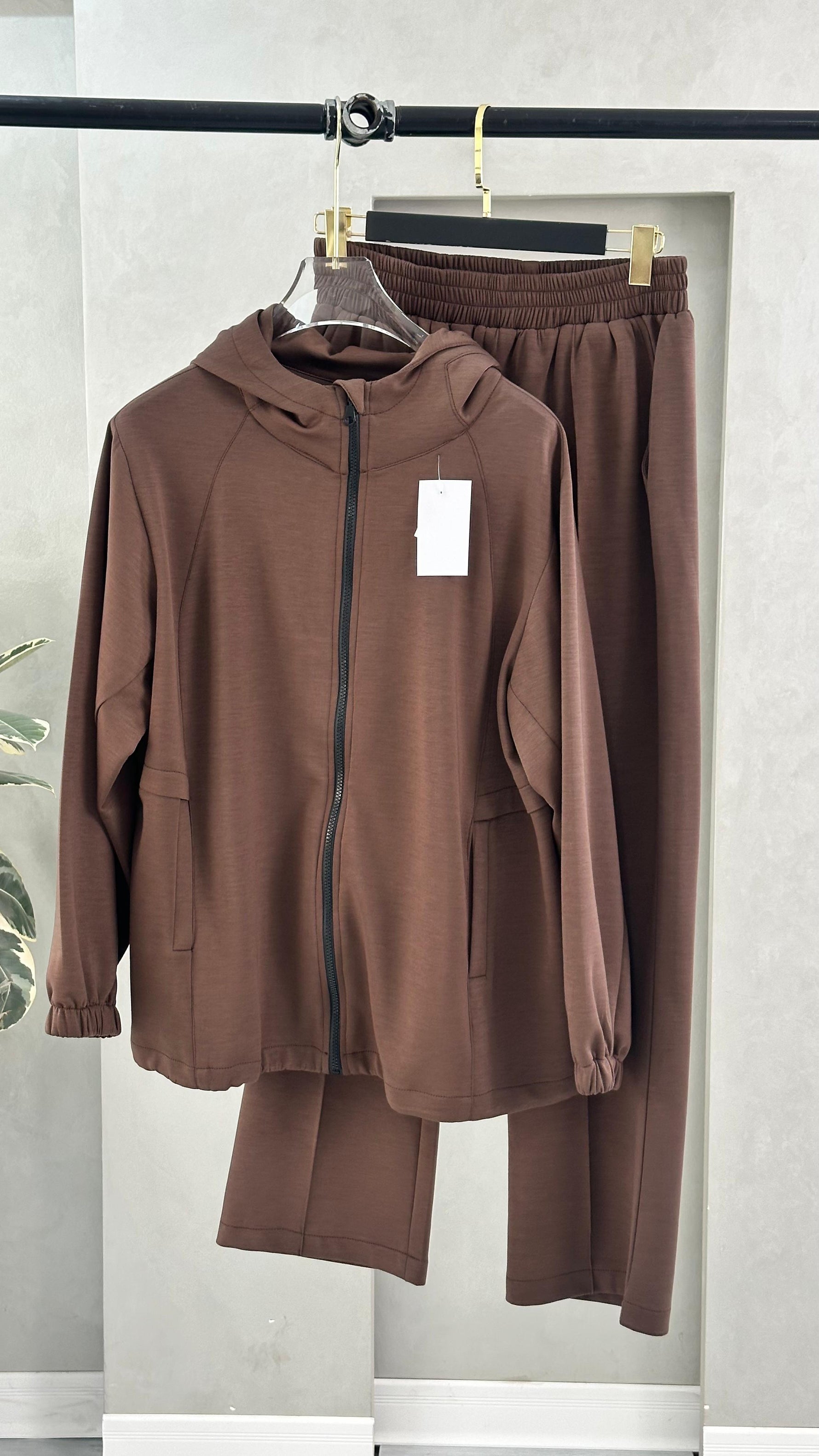 بدلة نسائي بسيطة