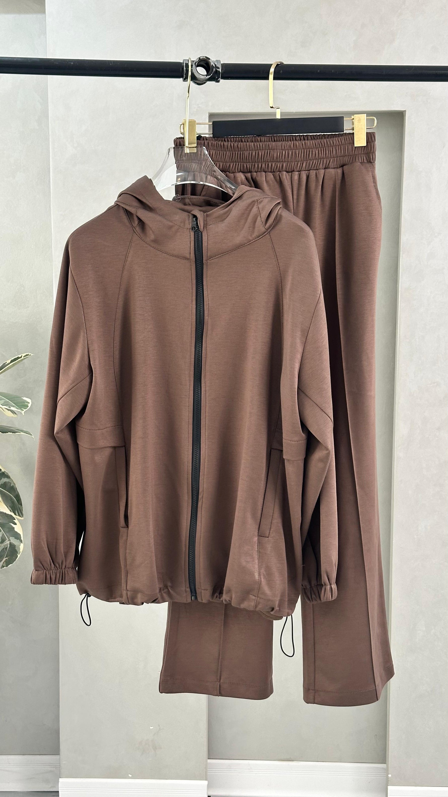 بدلة نسائي بسيطة