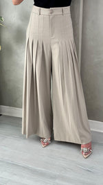 بنطلون نسائي مع كسرات