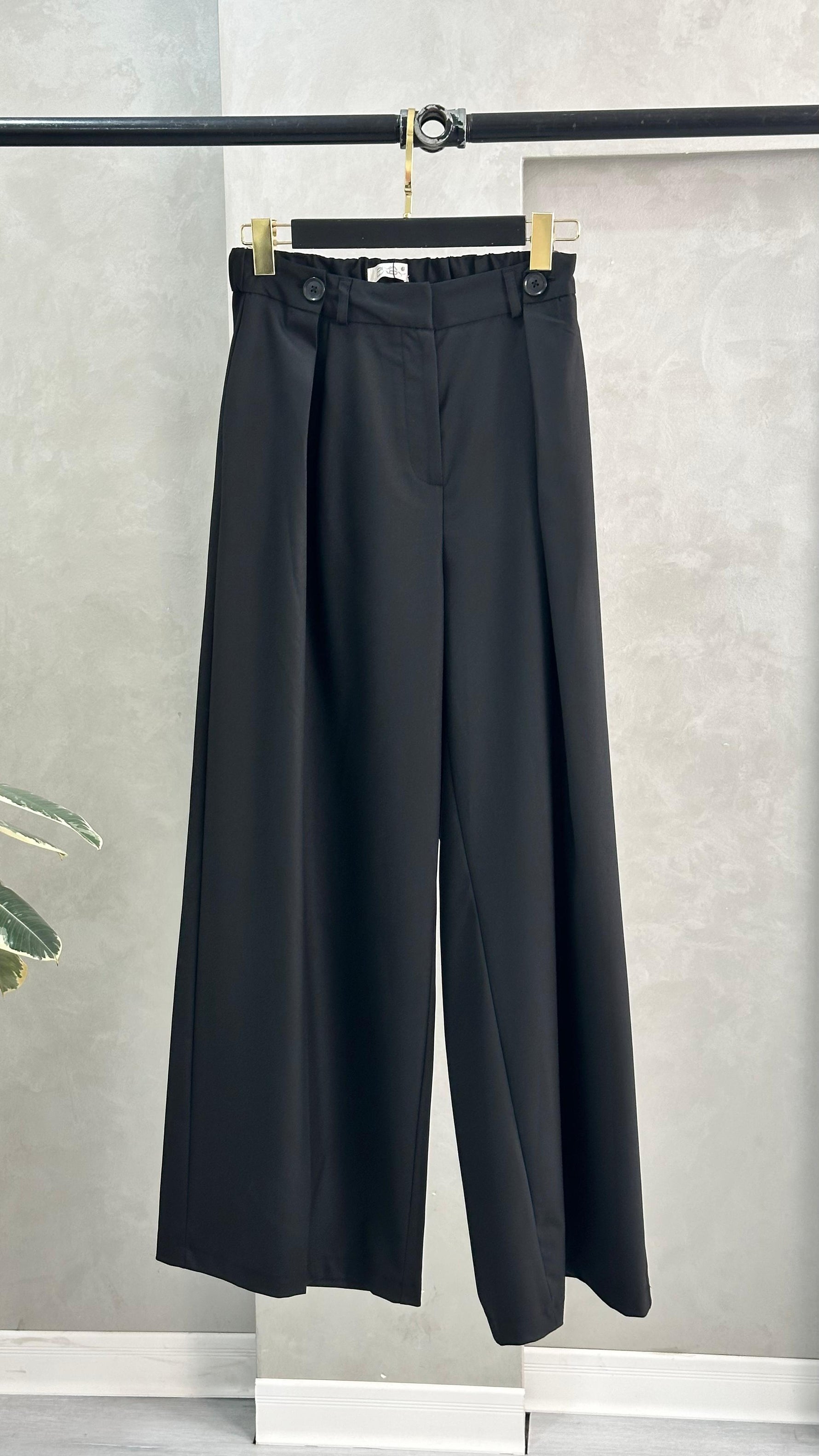 بنطلون نسائي بطيات