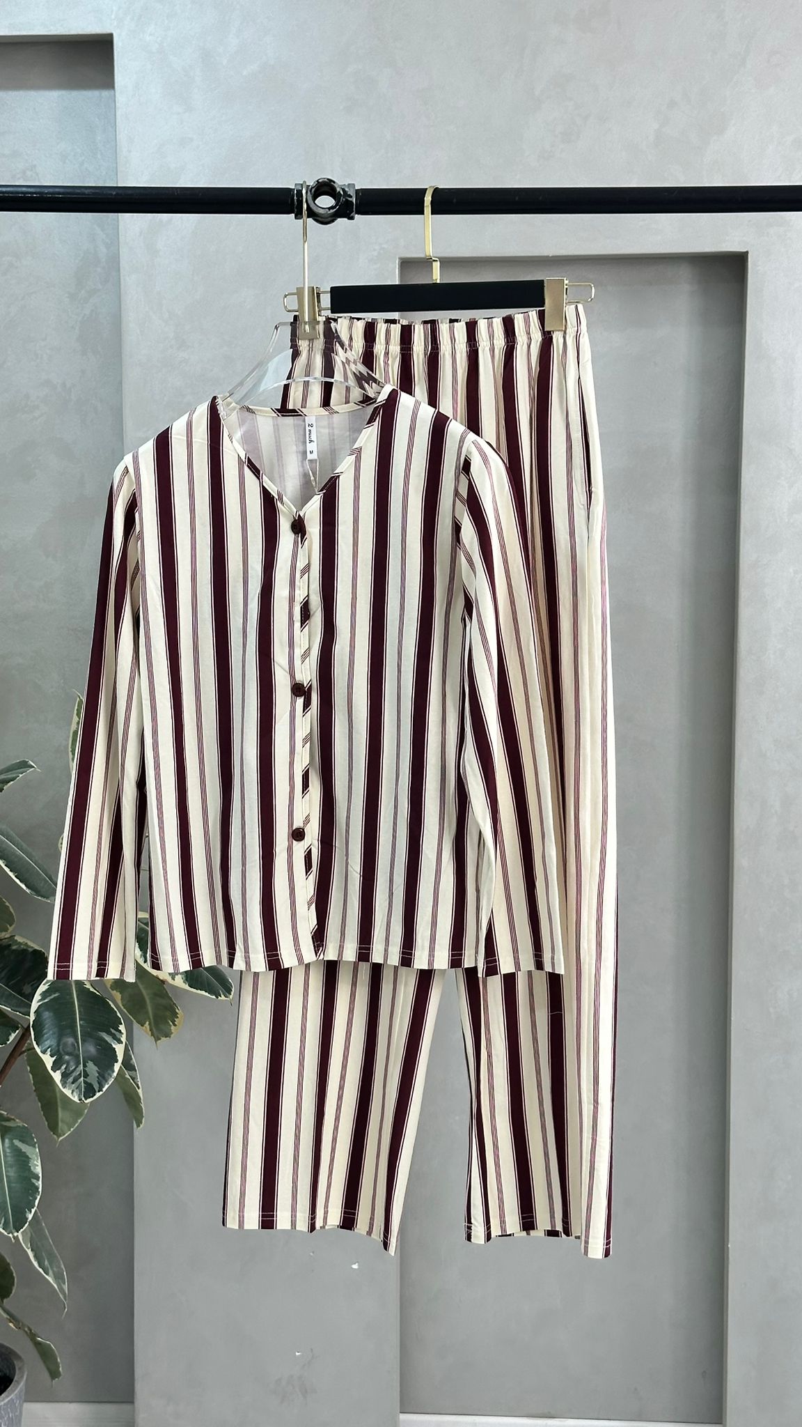 بيجامة نسائي مقلمة