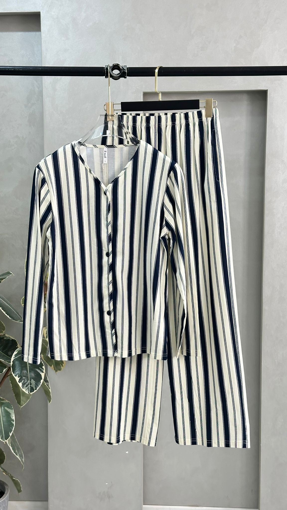 بيجامة نسائي مقلمة