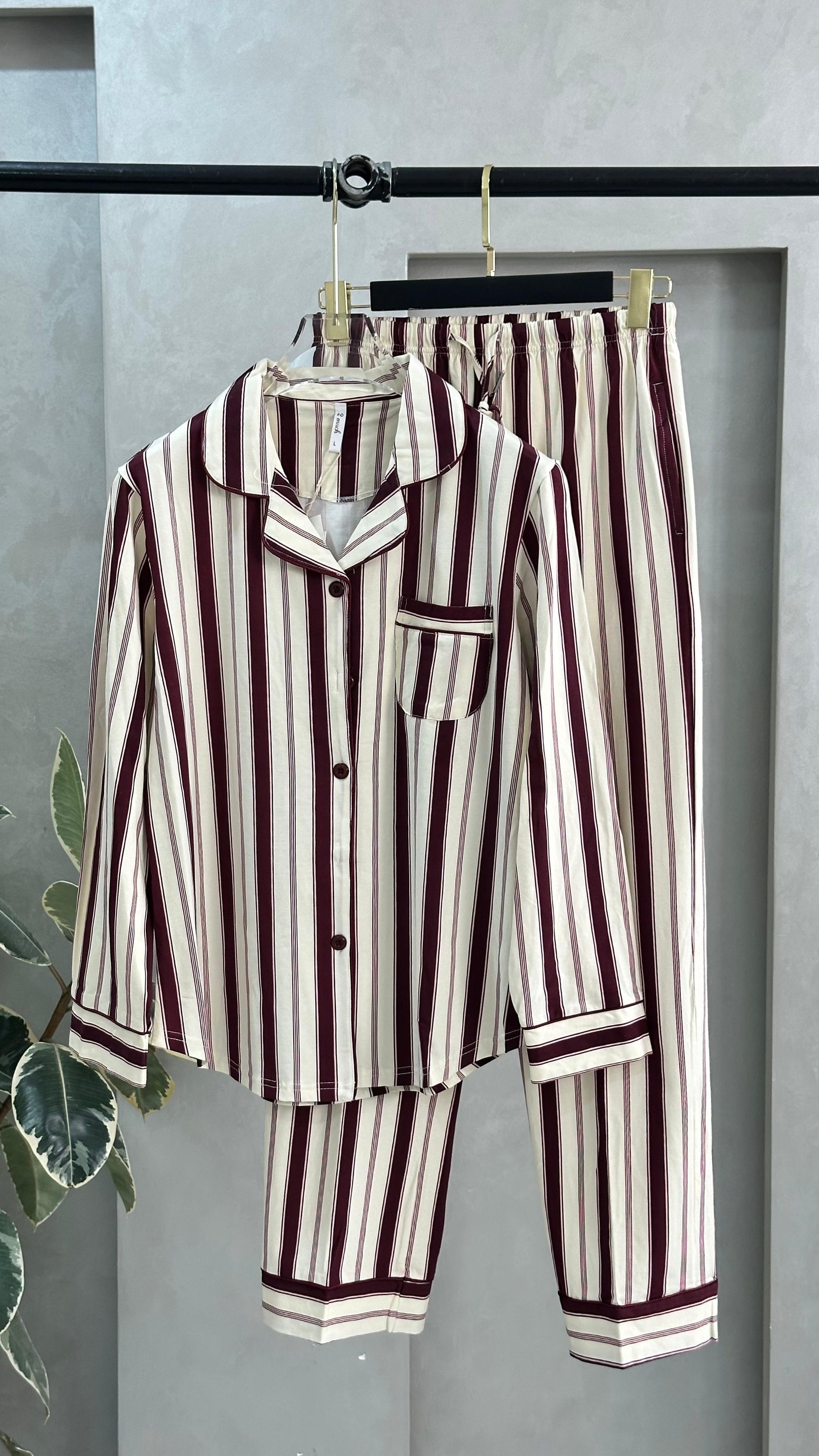 بيجامة نسائي مخطط