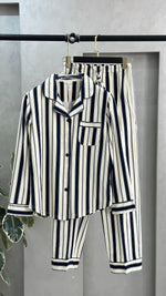 بيجامة نسائي مخطط