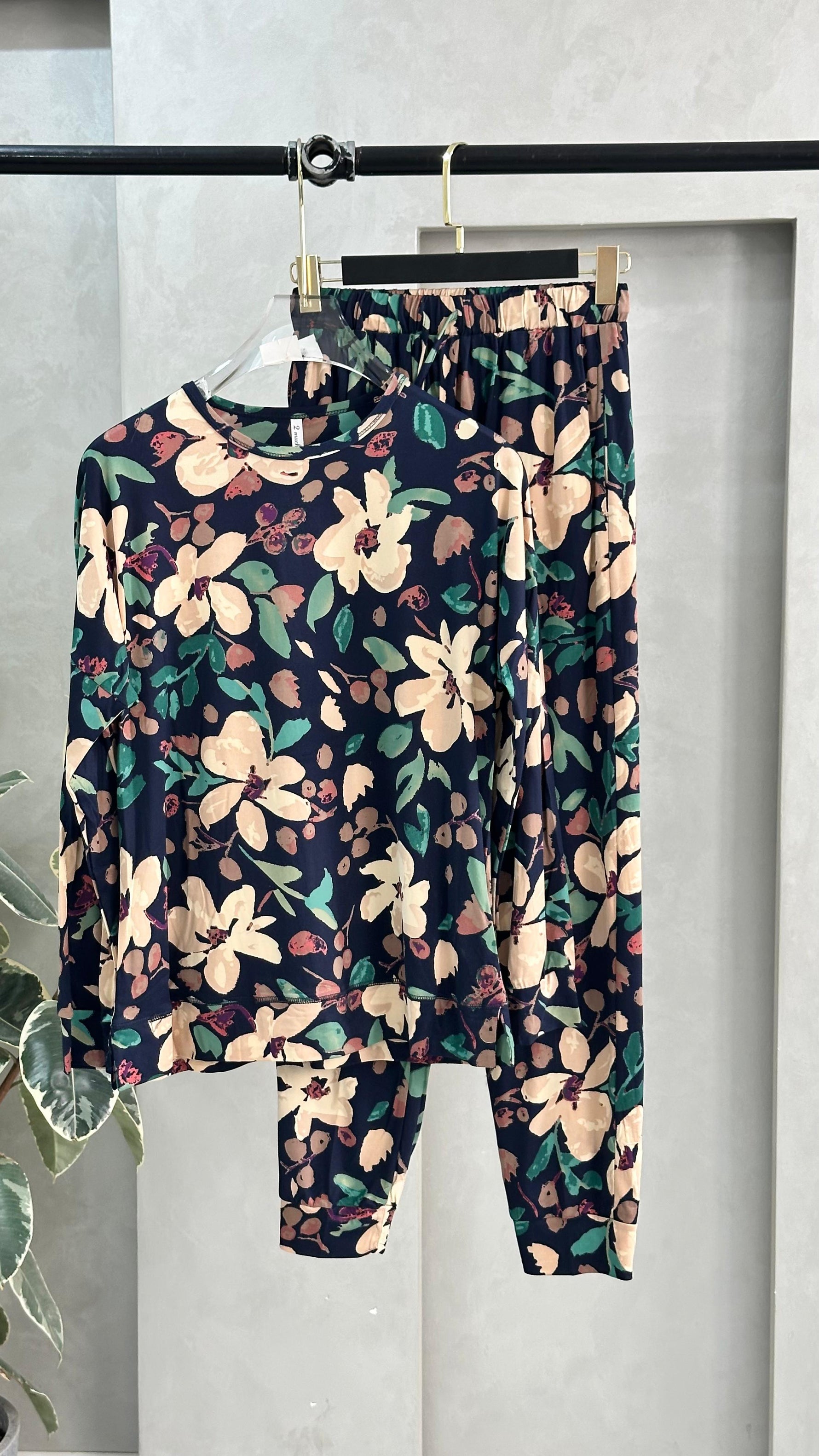 بيجامة نسائي بزهور كبيرة