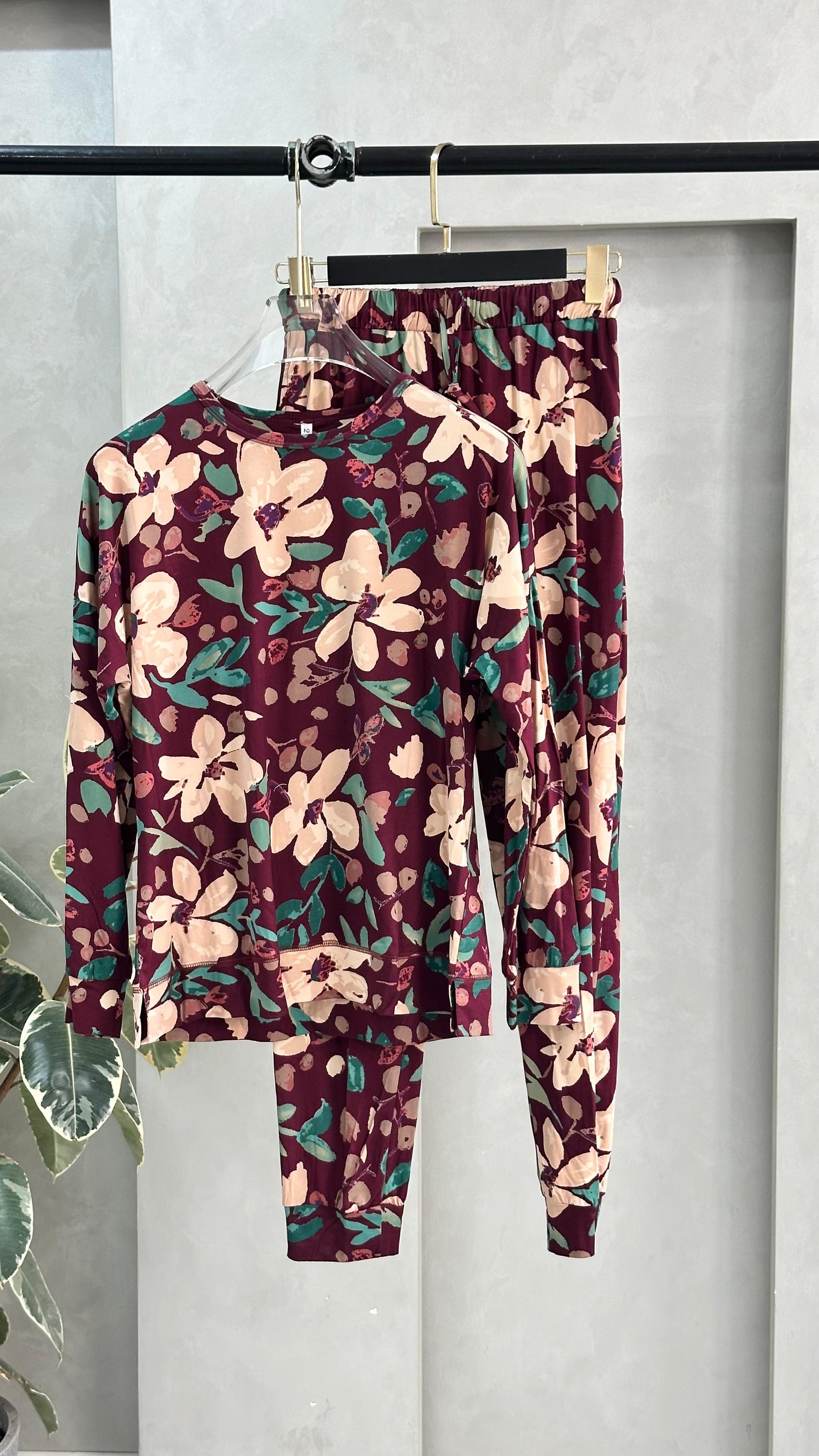 بيجامة نسائي بزهور كبيرة