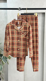 بيجامة نسائي بنقش عريض