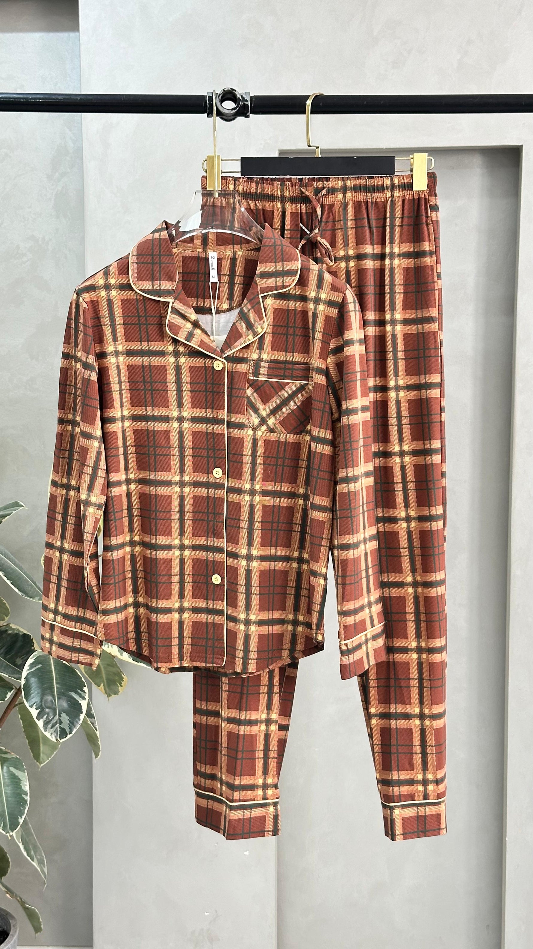 بيجامة نسائي بنقش عريض