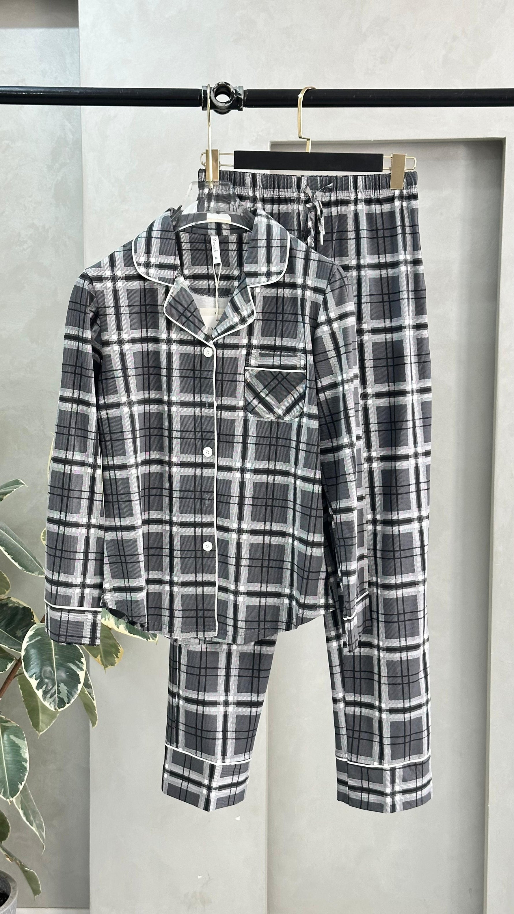 بيجامة نسائي بنقش عريض