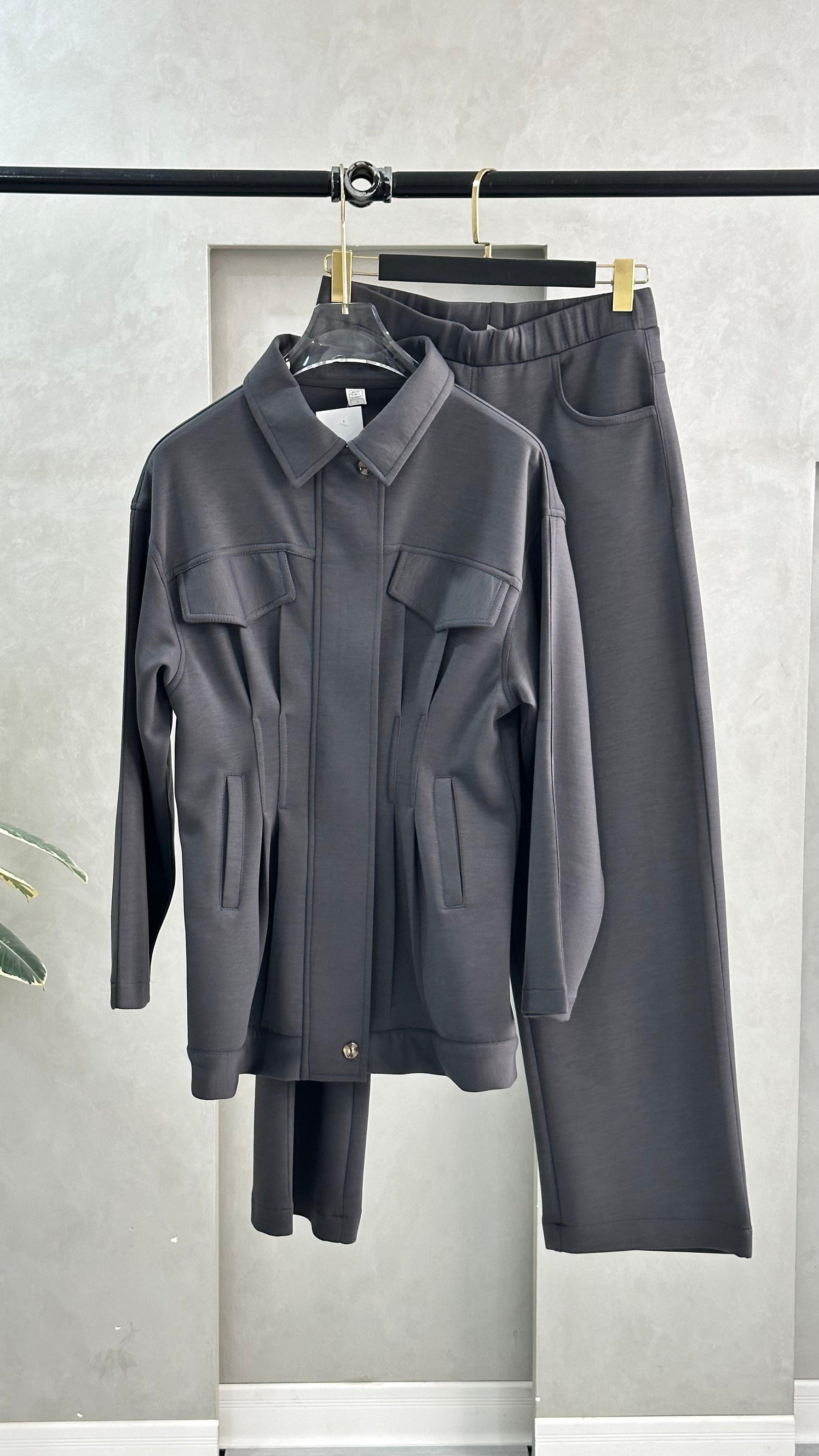 بدلة نسائي بسحاب