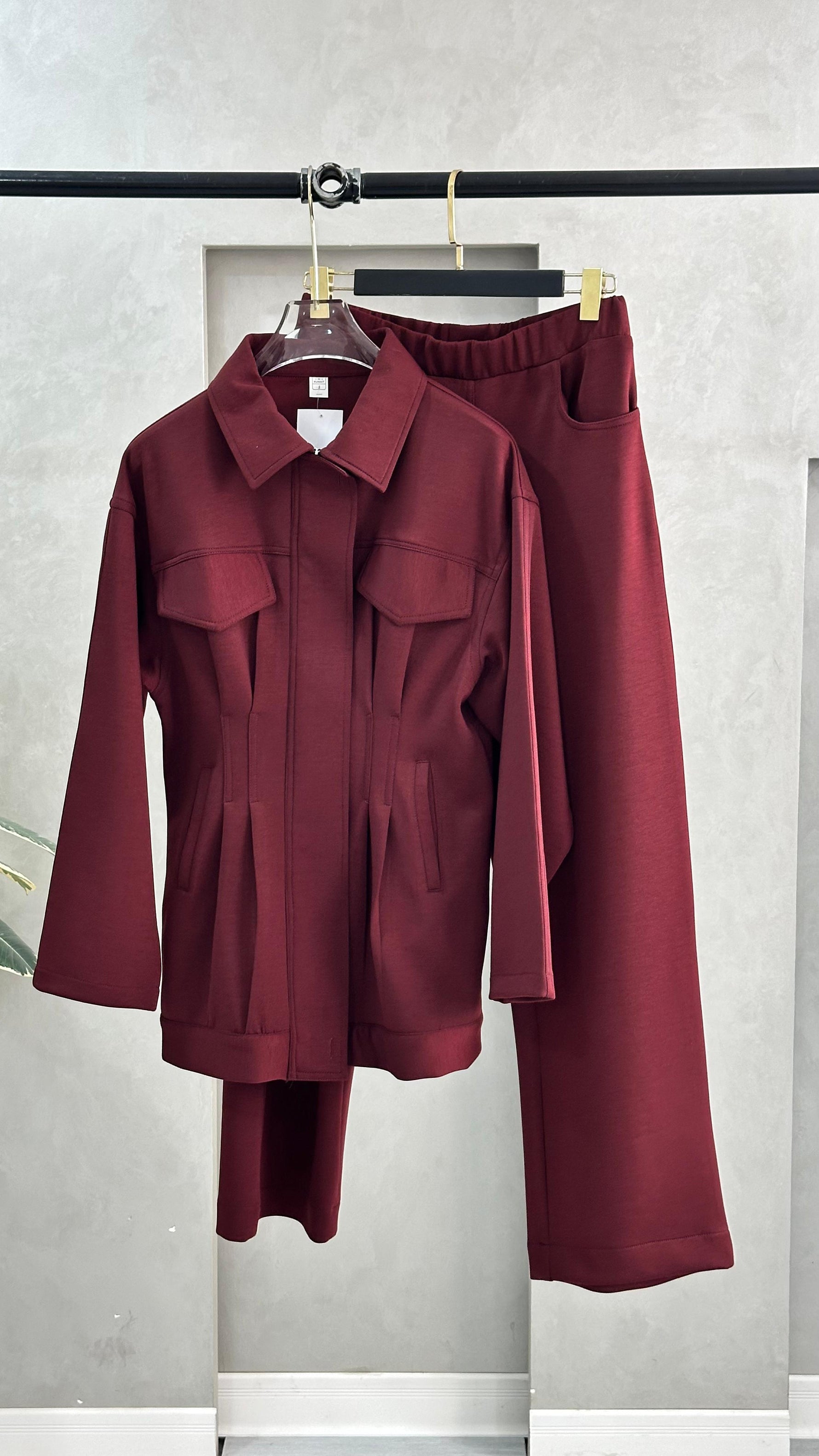 بدلة نسائي بسحاب