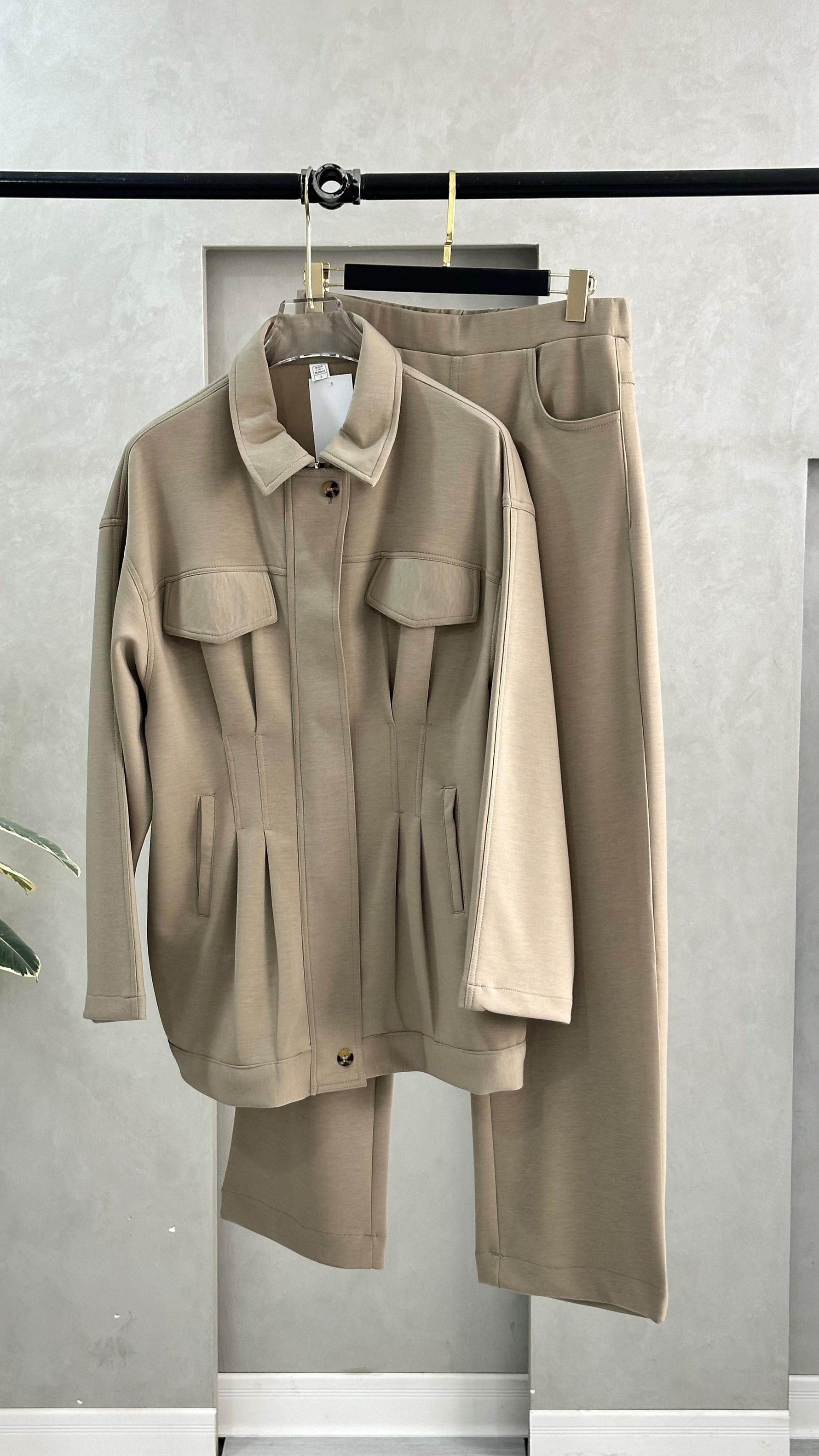 بدلة نسائي بسحاب