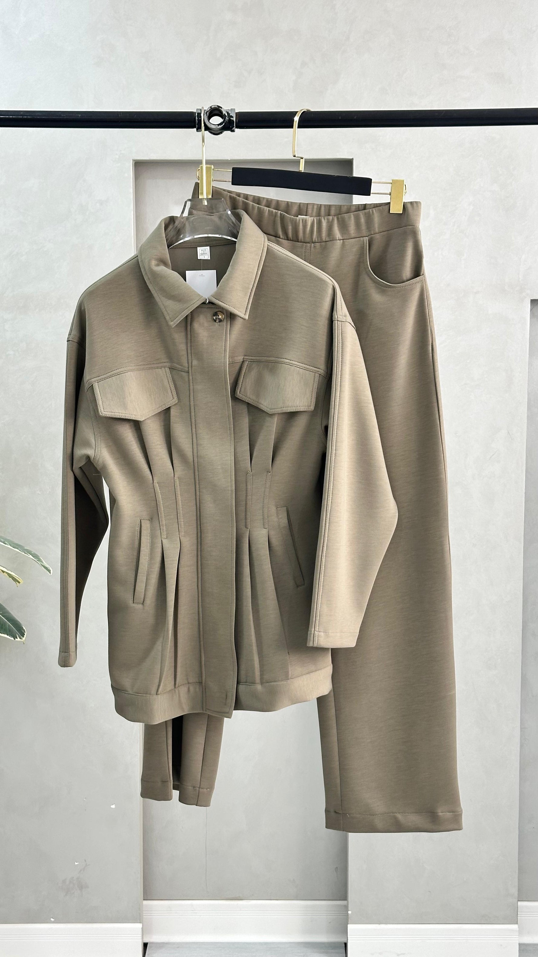 بدلة نسائي بسحاب