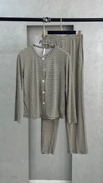 بيجامة نسائي بخطوط افقية