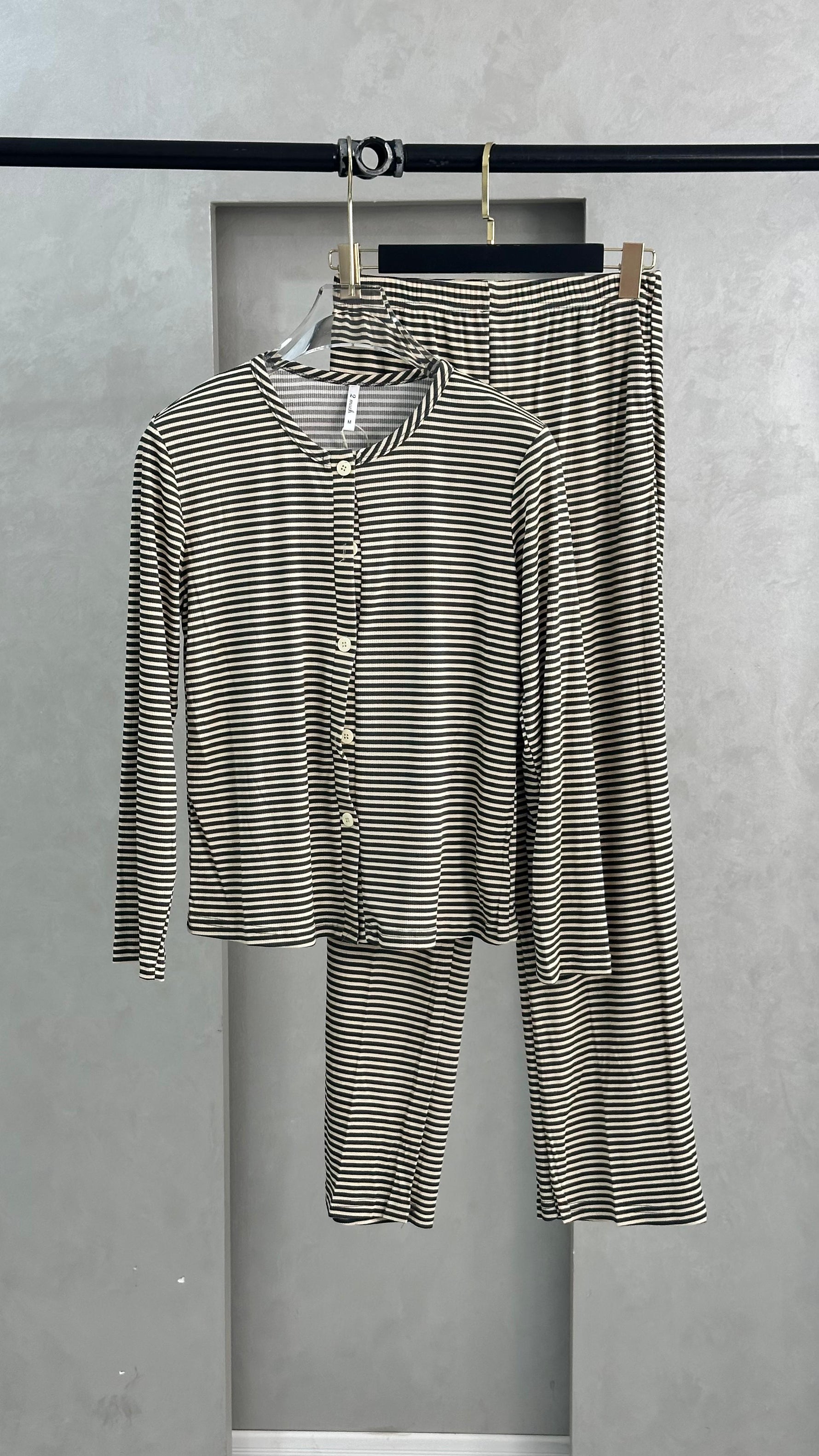 بيجامة نسائي بخطوط افقية