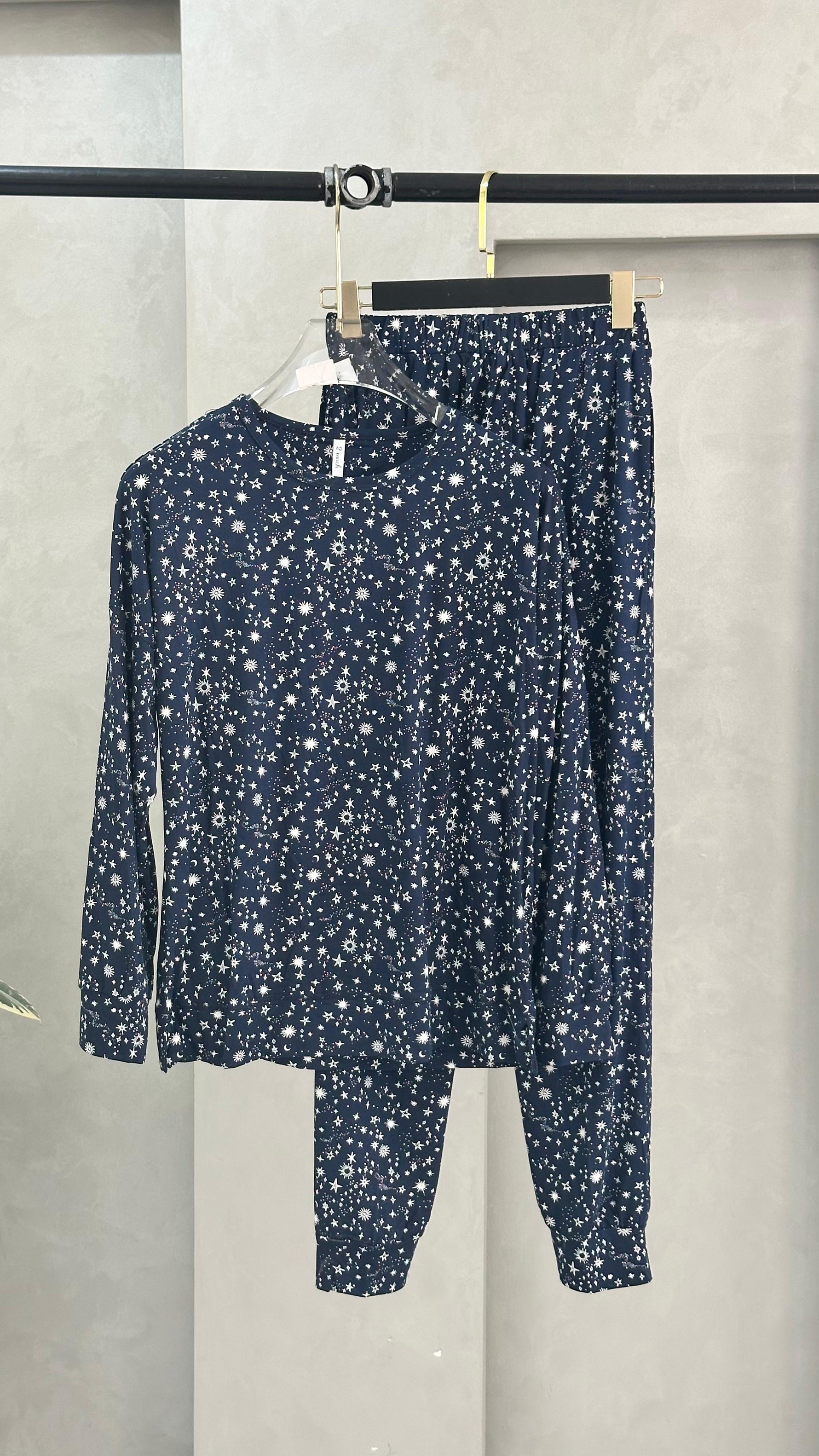 بيجامة نسائي بنقوش متلألئة