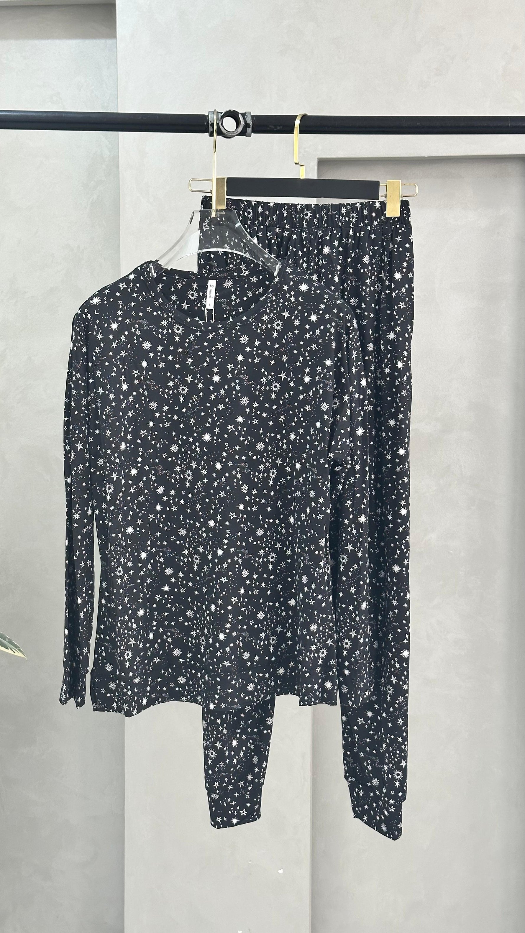 بيجامة نسائي بنقوش متلألئة