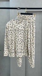 بيجامة نسائي بزهور دقيقة