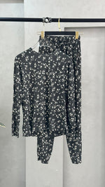 بيجامة نسائي بزهور دقيقة