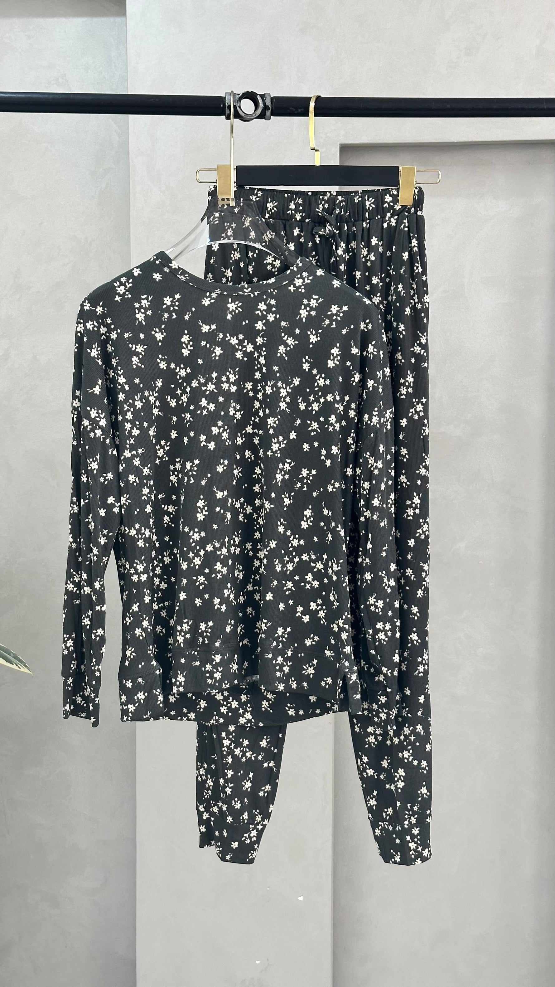 بيجامة نسائي بزهور دقيقة