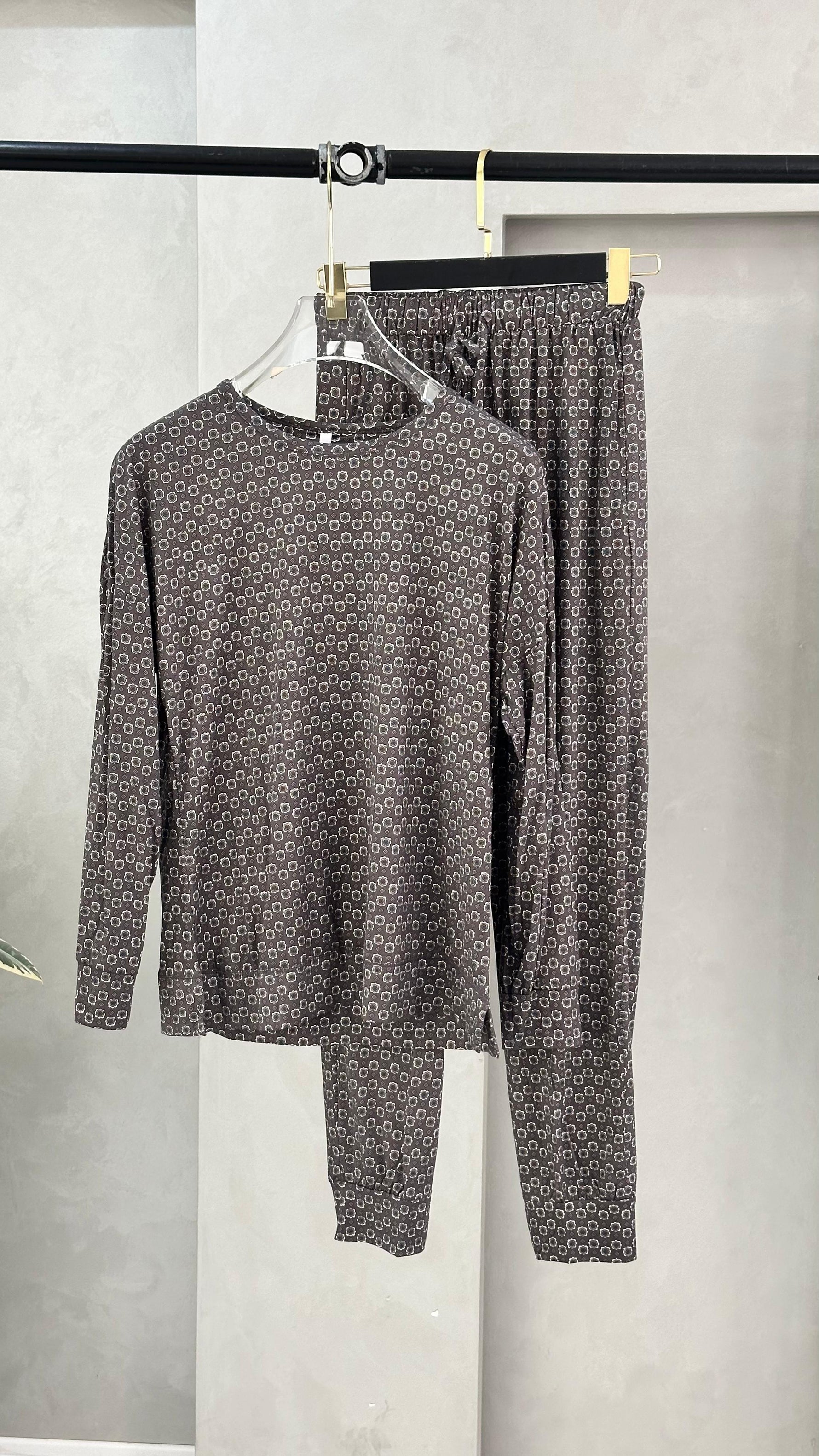 بيجامة نسائي نقوش عصرية