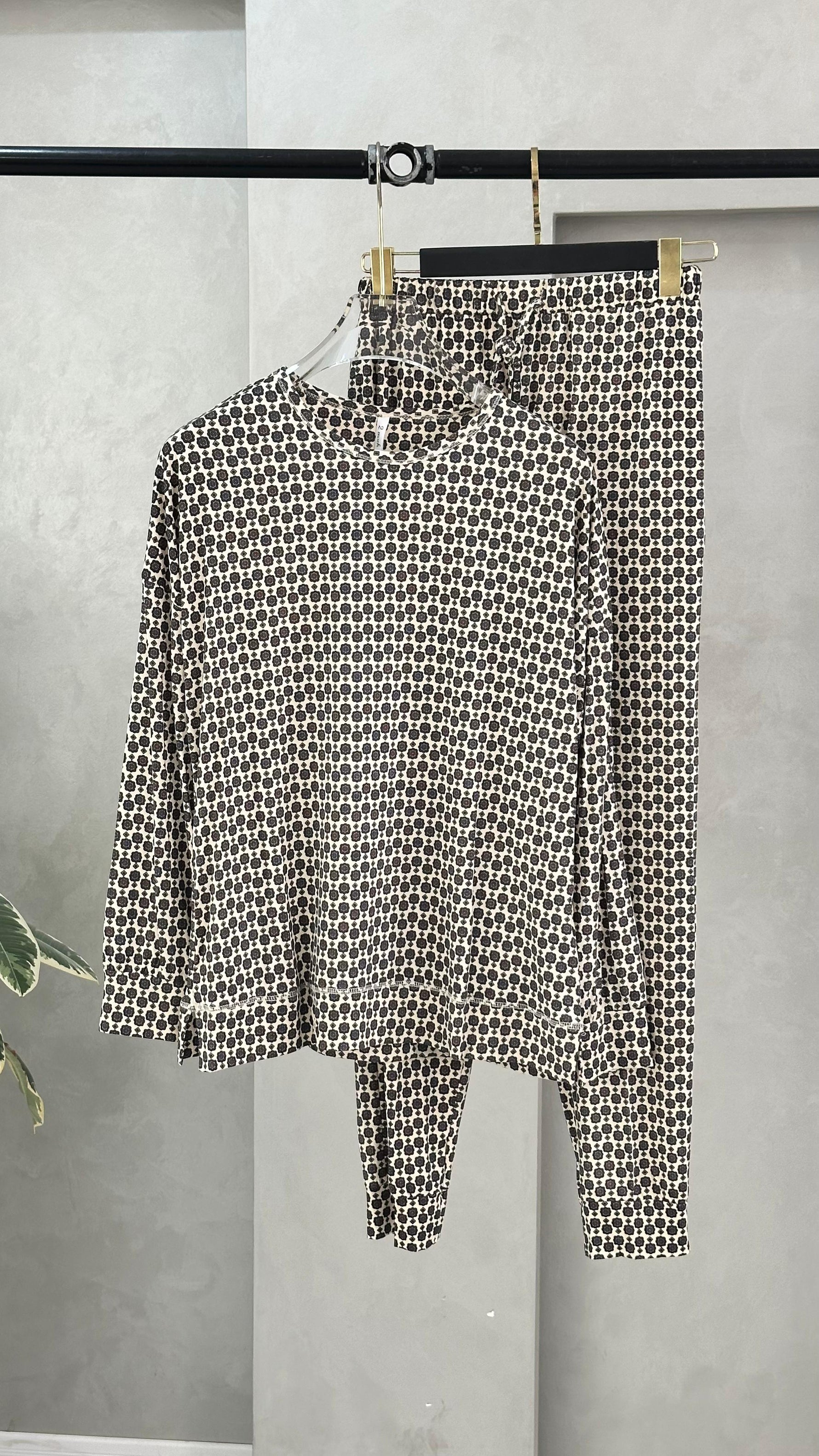 بيجامة نسائي نقوش عصرية