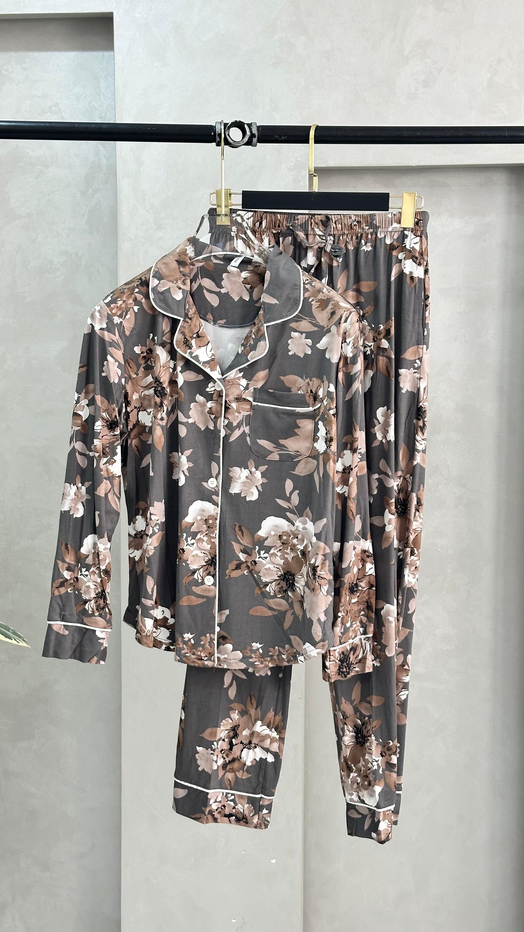 بيجامة نسائي مملوئة بنقوش