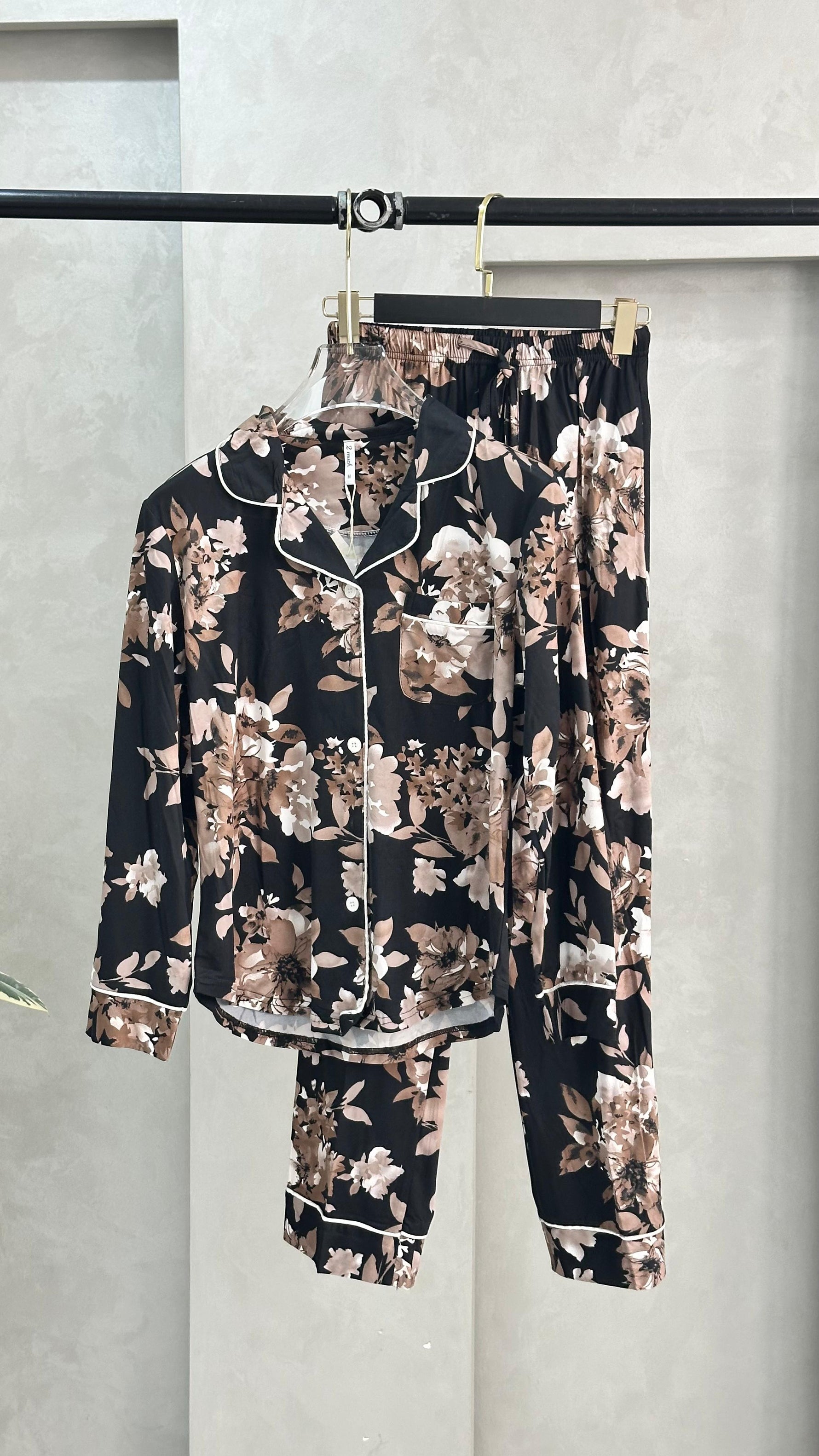 بيجامة نسائي مملوئة بنقوش