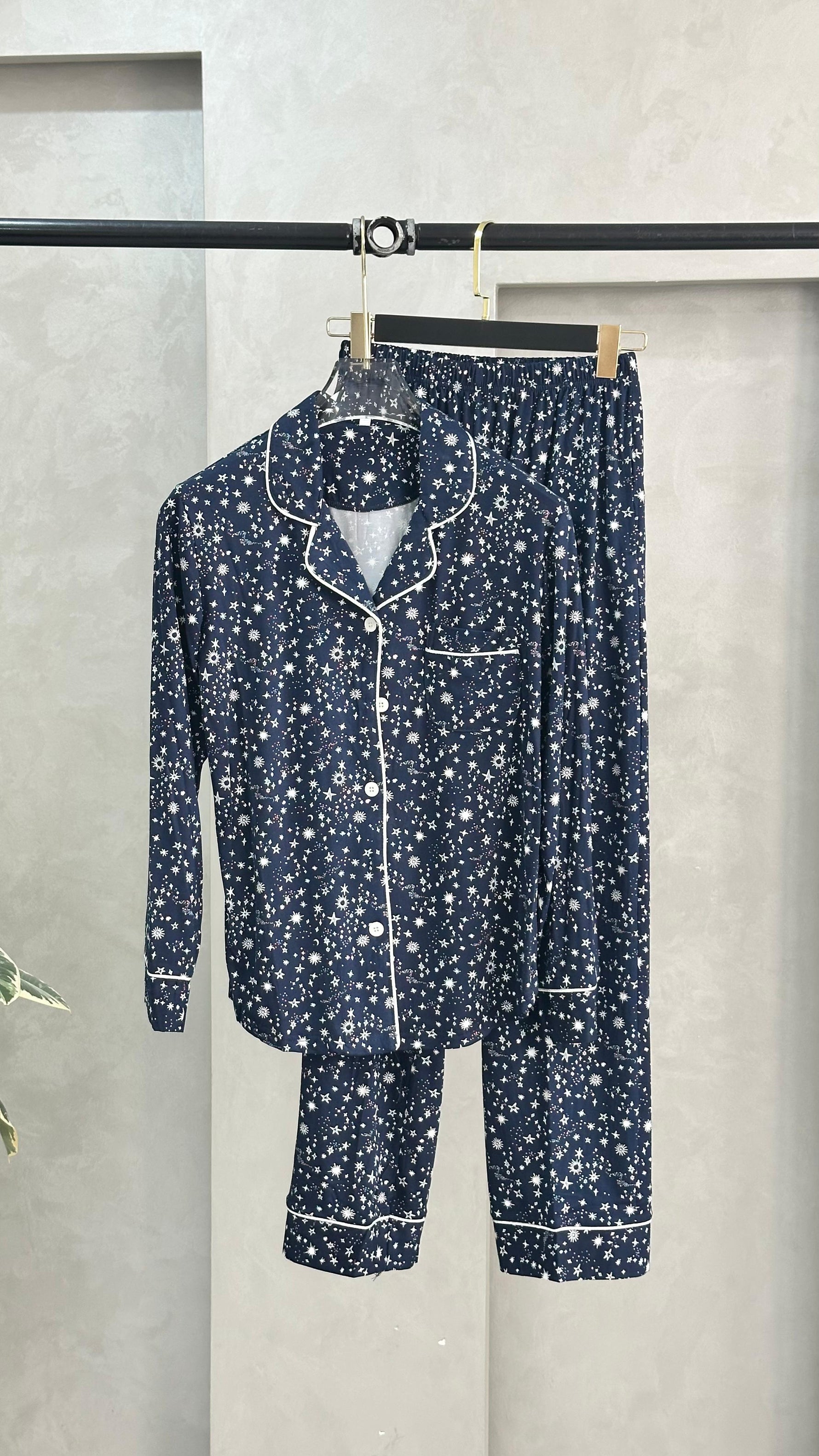 بيجامة نسائي هادئة