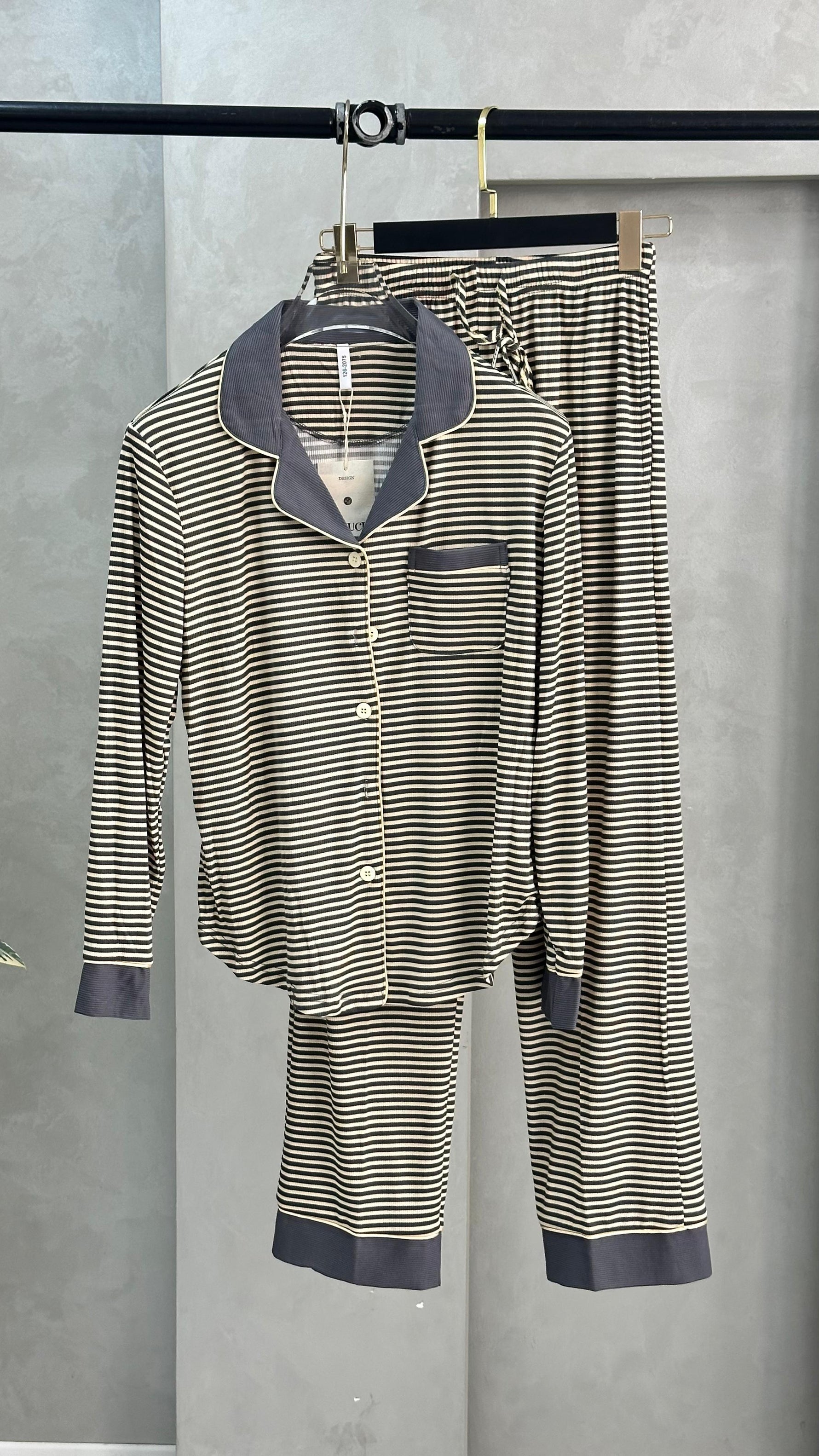 بيجامة نسائي بياقة