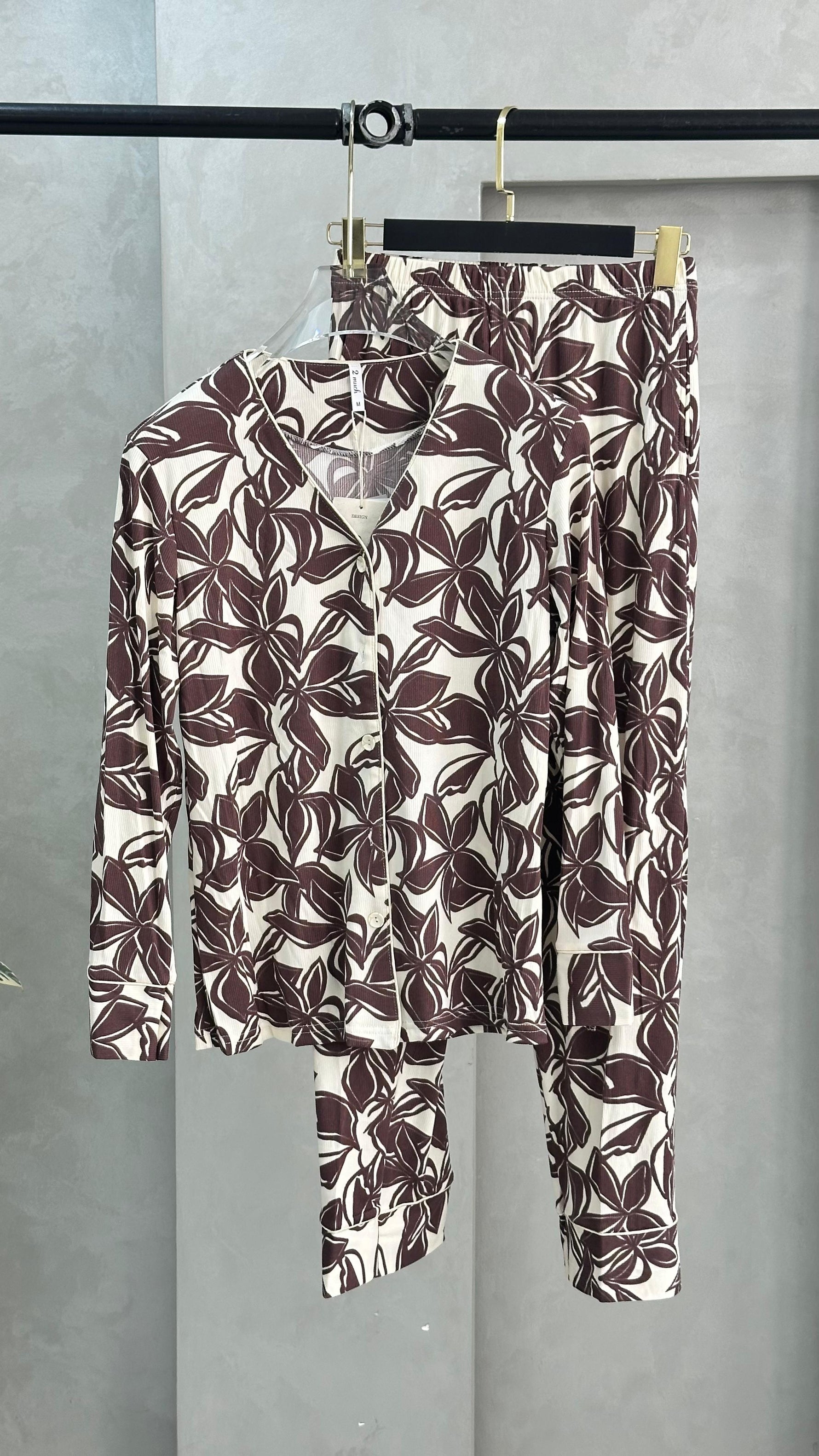 بيجامة نسائي بزهور متباينة