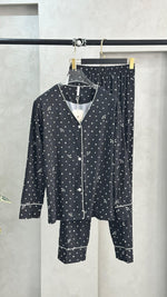 بيجامة نسائي منقطة