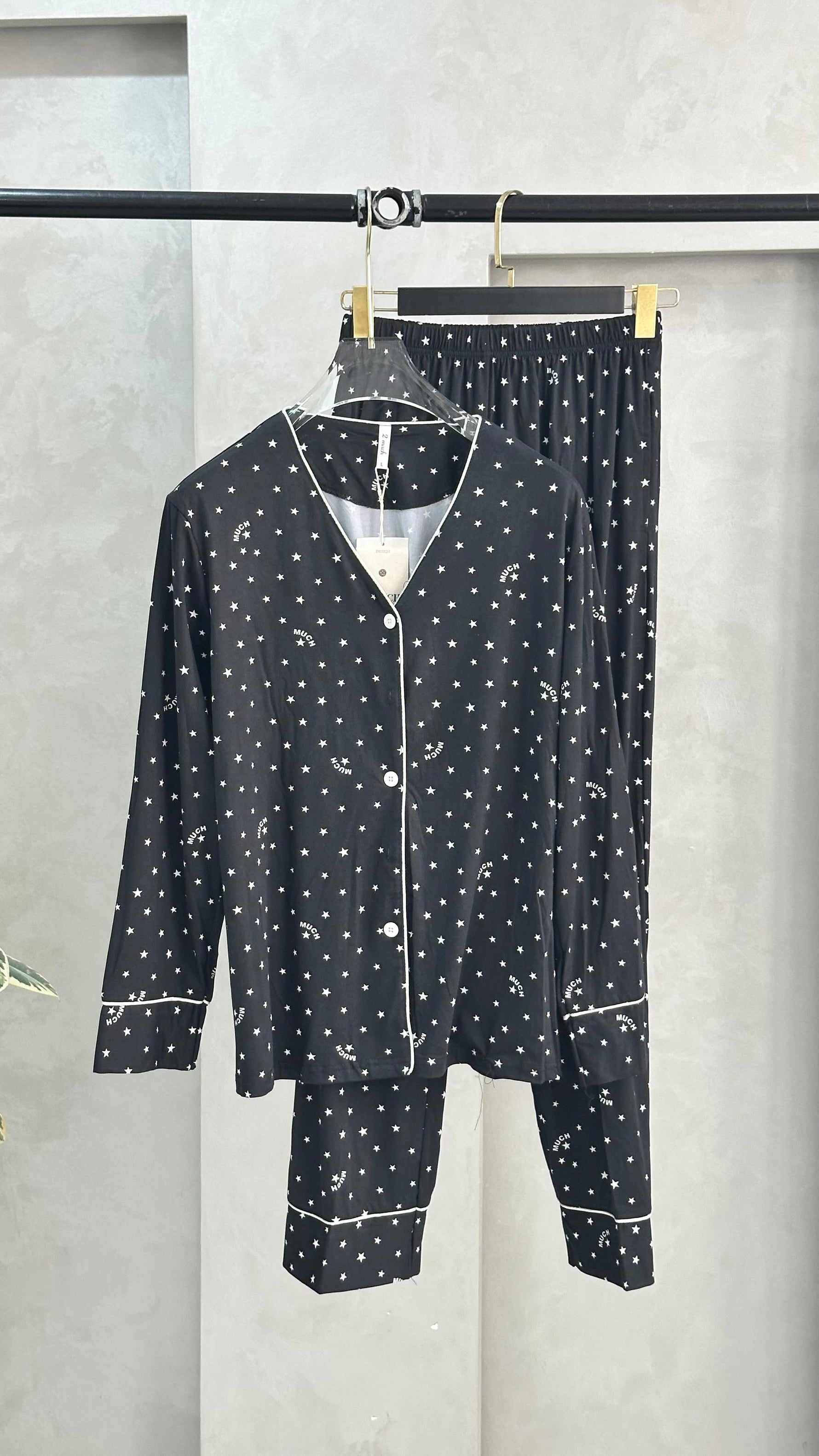 بيجامة نسائي منقطة